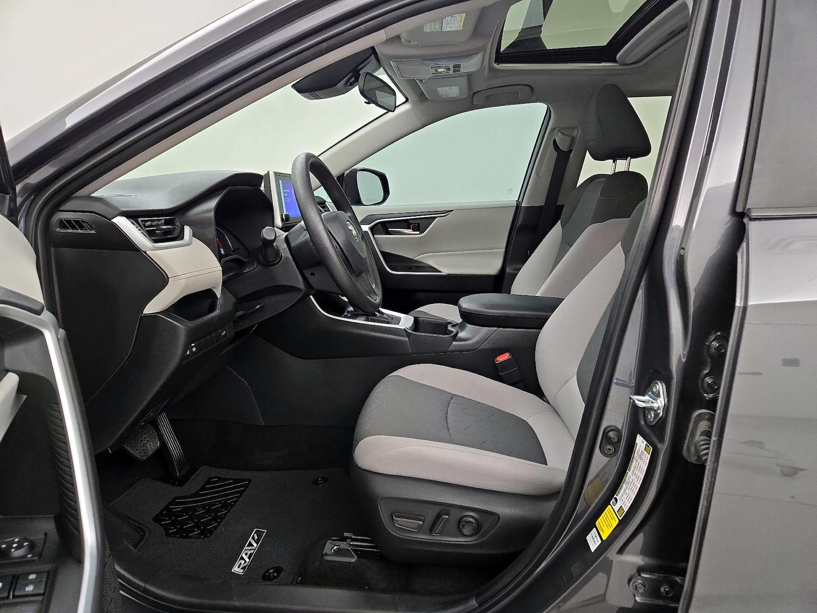 2025 Toyota RAV4 XLE - Photo 12
