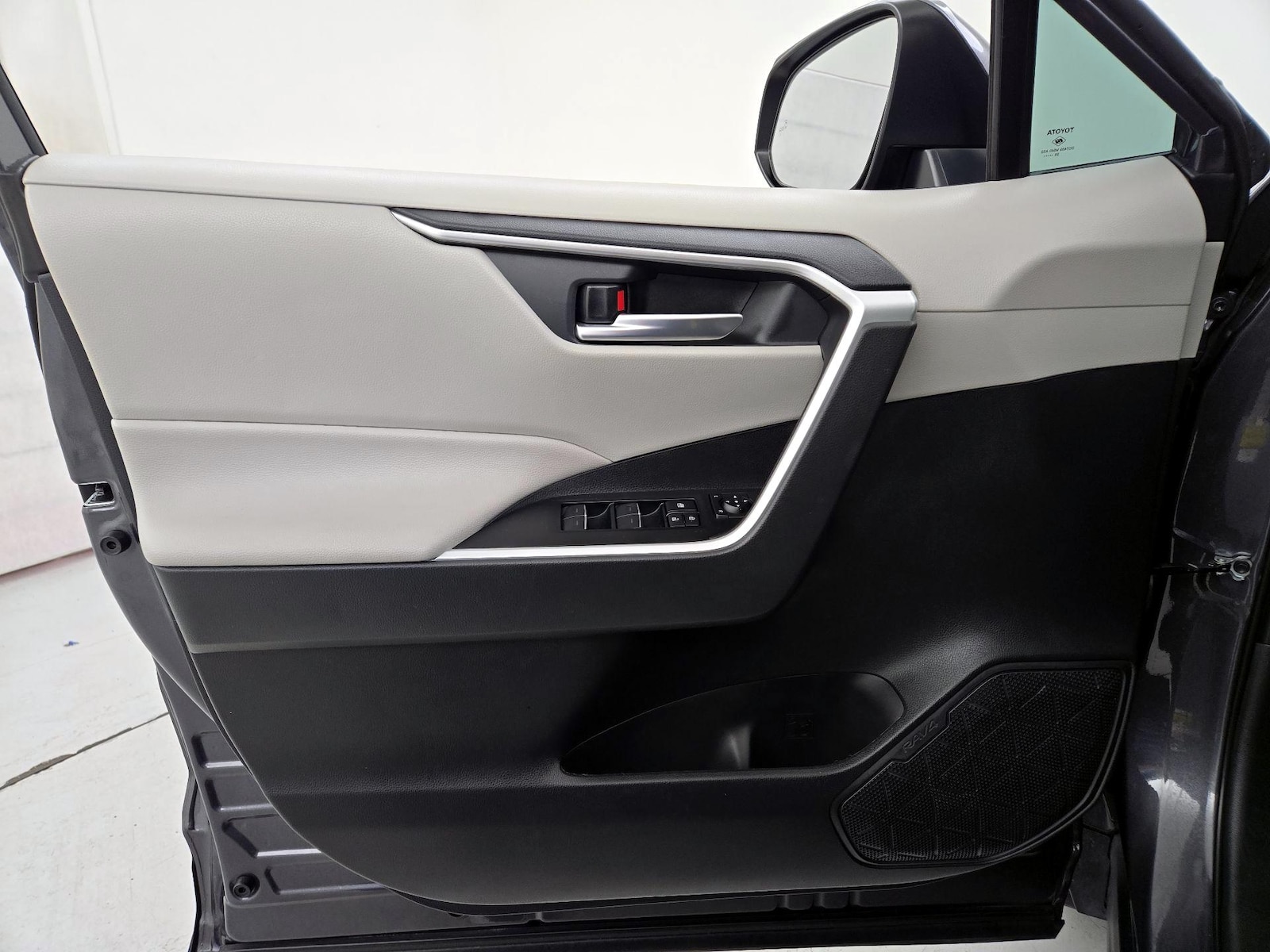 2025 Toyota RAV4 XLE - Photo 13