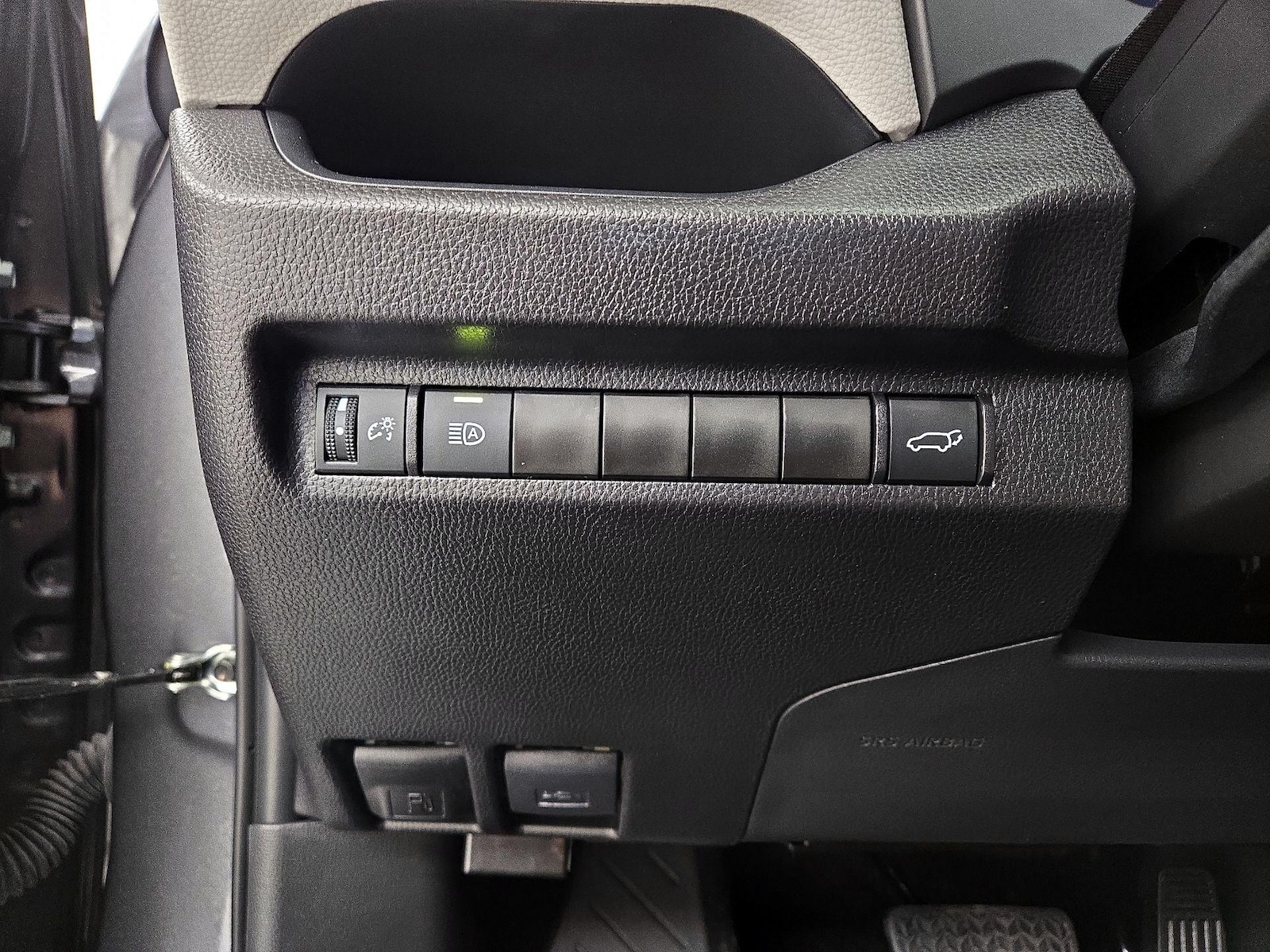2025 Toyota RAV4 XLE - Photo 14