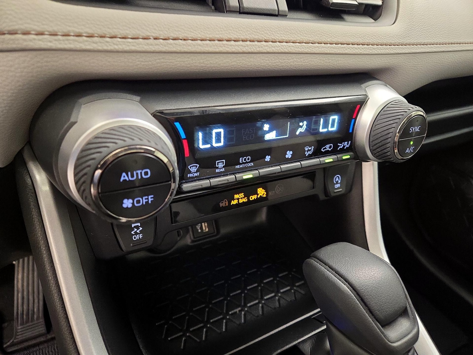 2025 Toyota RAV4 XLE - Photo 18