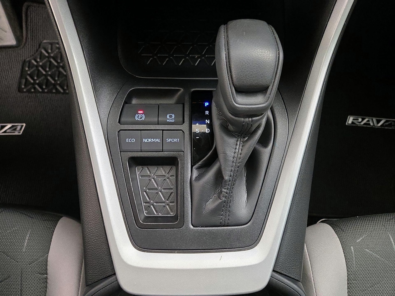 2025 Toyota RAV4 XLE - Photo 19