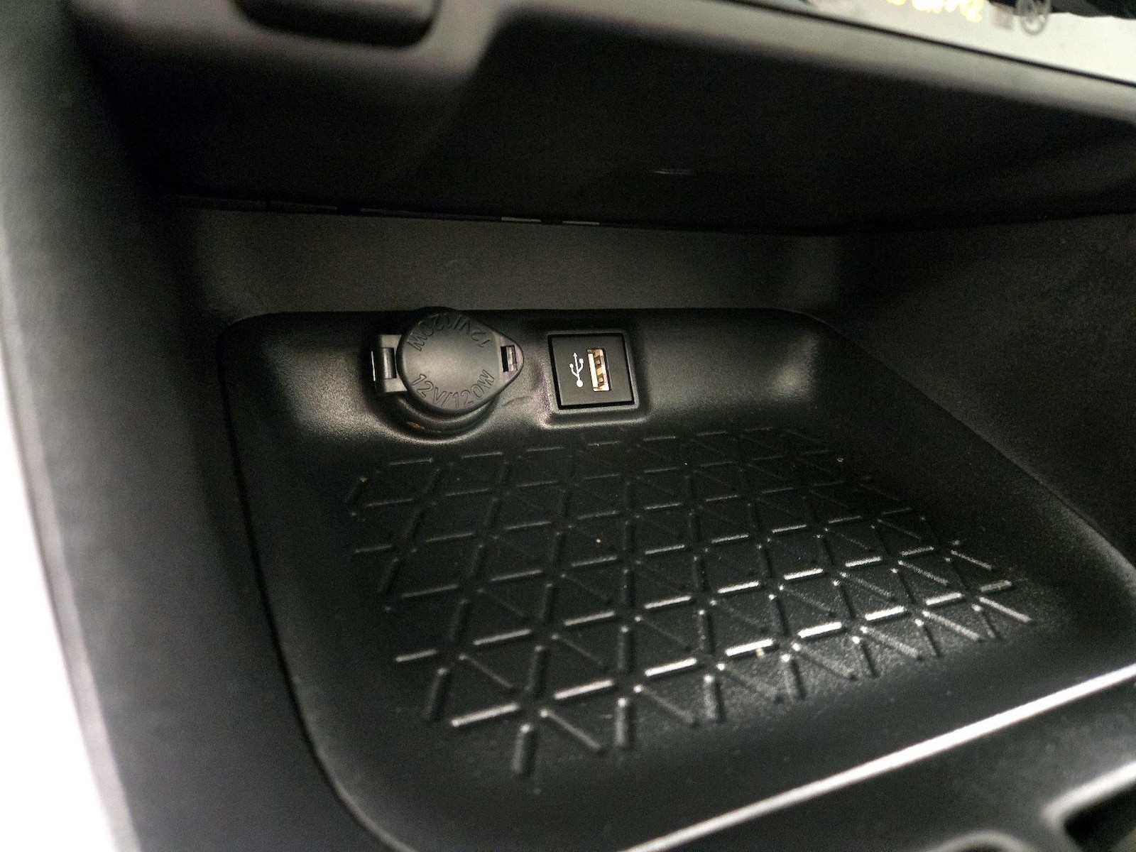 2025 Toyota RAV4 XLE - Photo 20