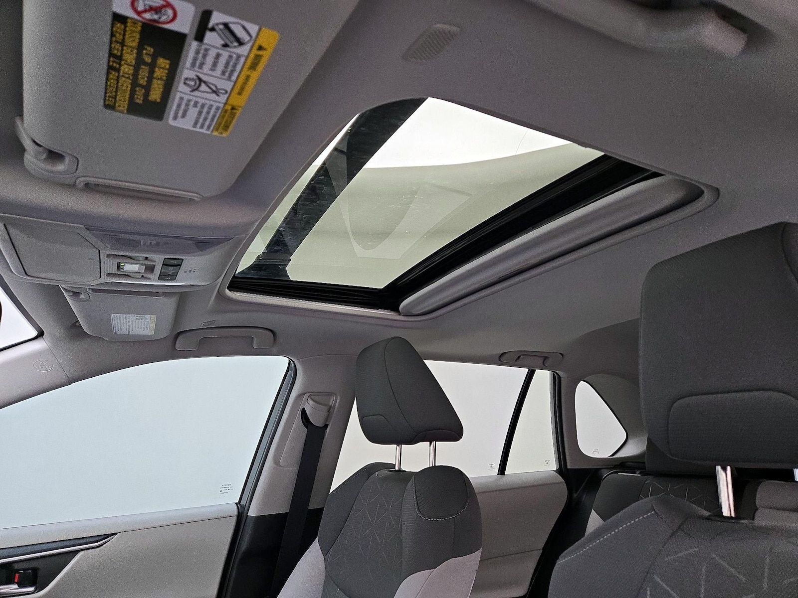 2025 Toyota RAV4 XLE - Photo 21
