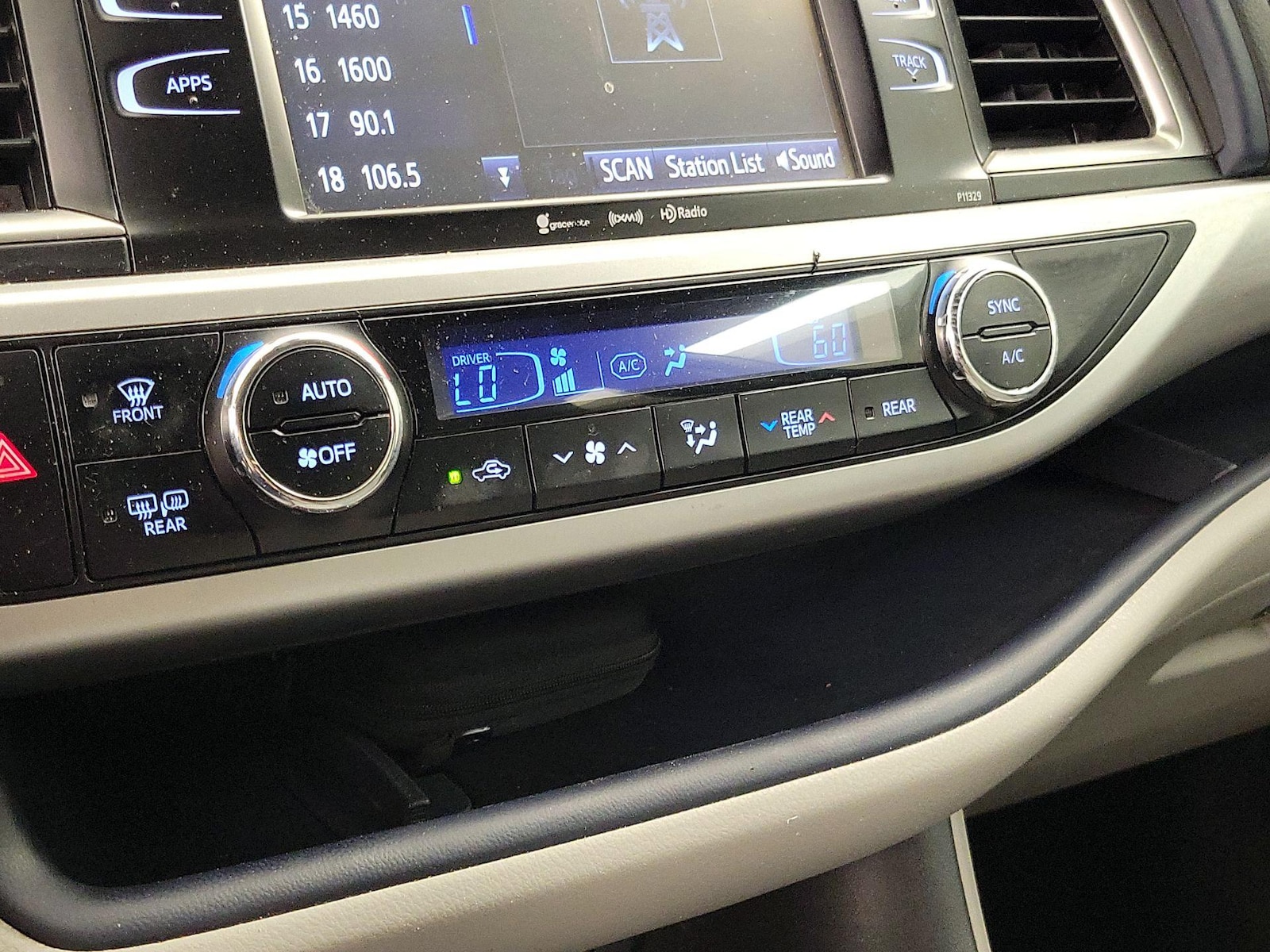 2017 Toyota Highlander LE Plus - Photo 17