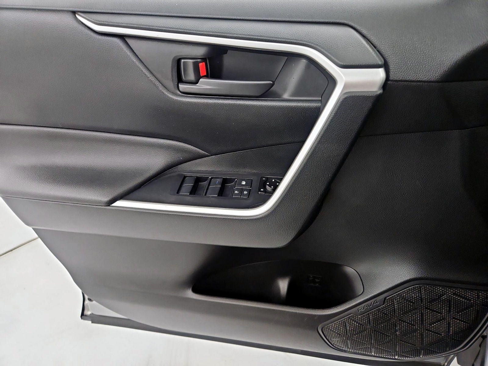 2019 Toyota RAV4 LE - Photo 13