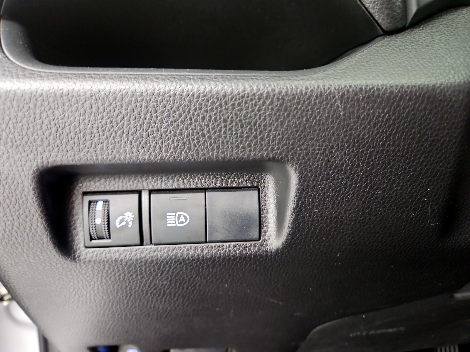 2019 Toyota RAV4 LE - Photo 14