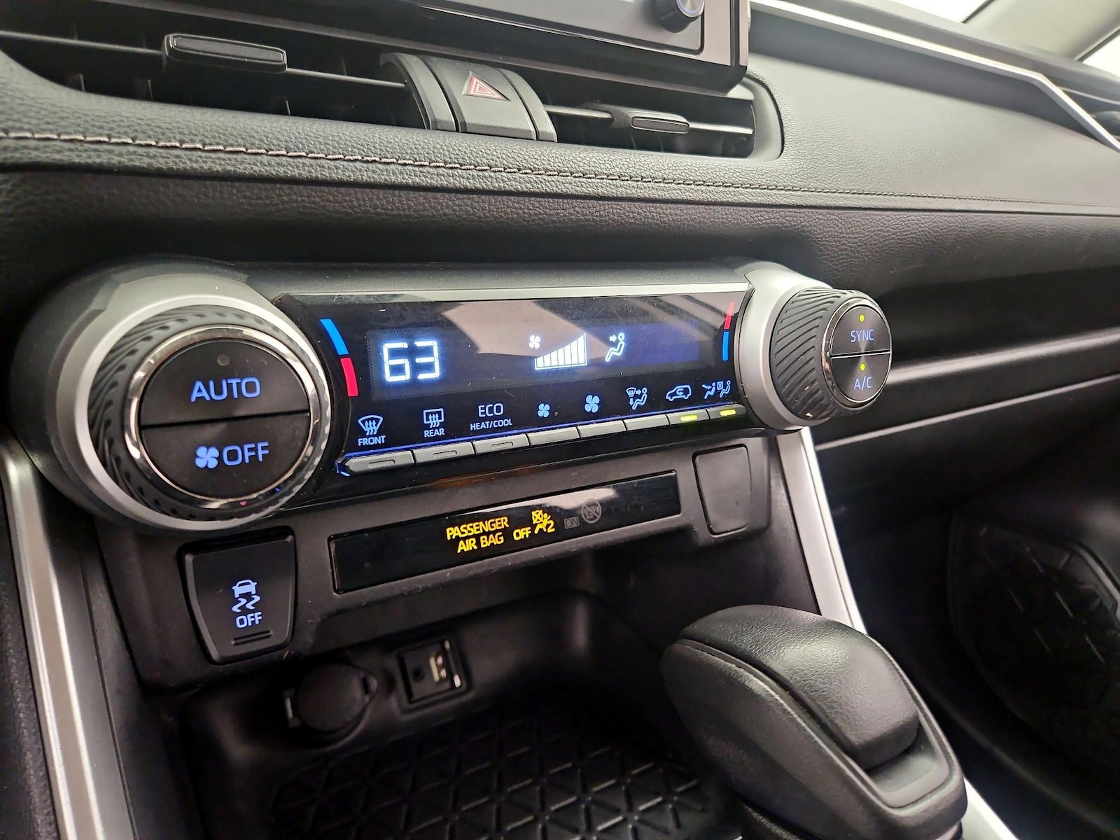 2019 Toyota RAV4 LE - Photo 17