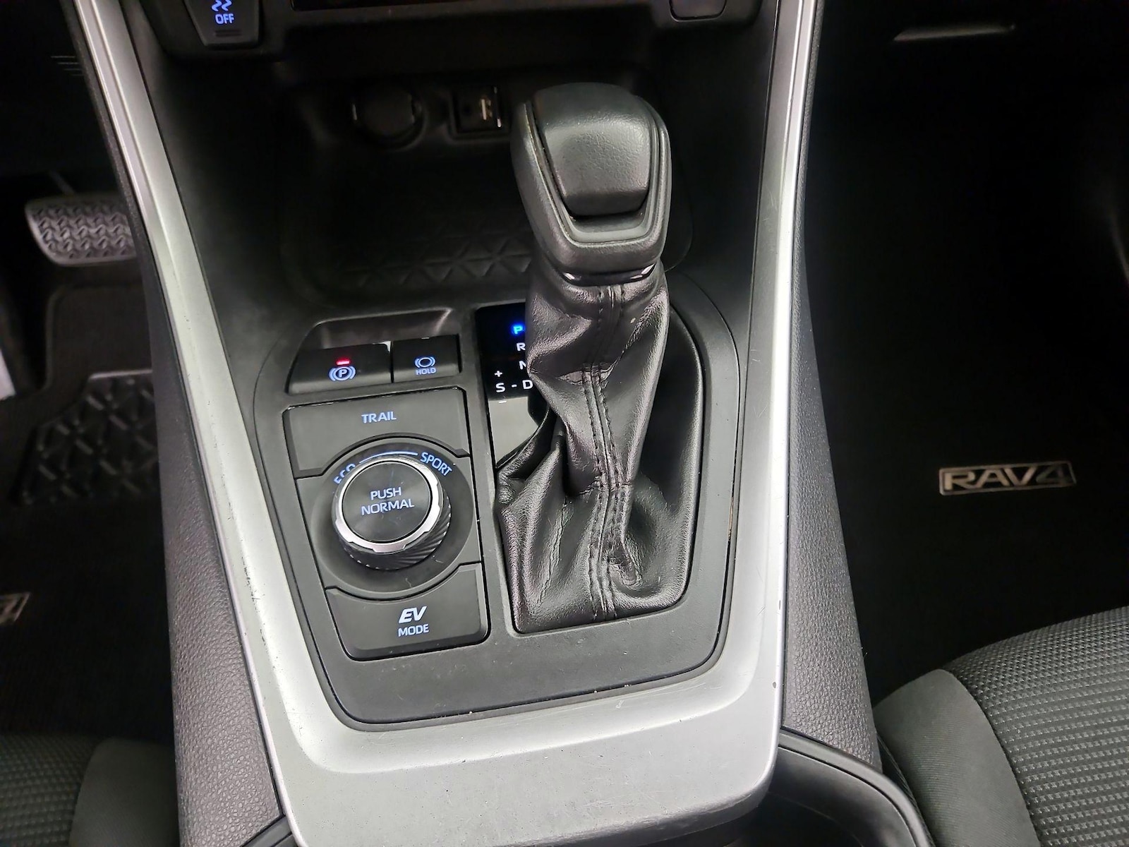2019 Toyota RAV4 LE - Photo 18