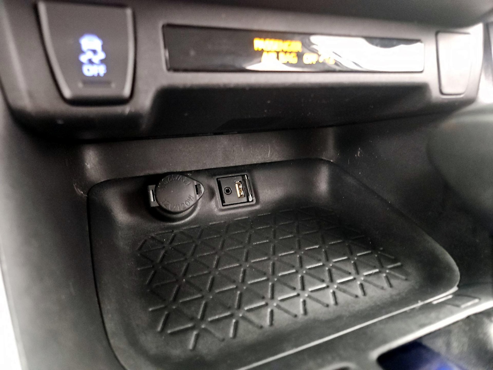 2019 Toyota RAV4 LE - Photo 19