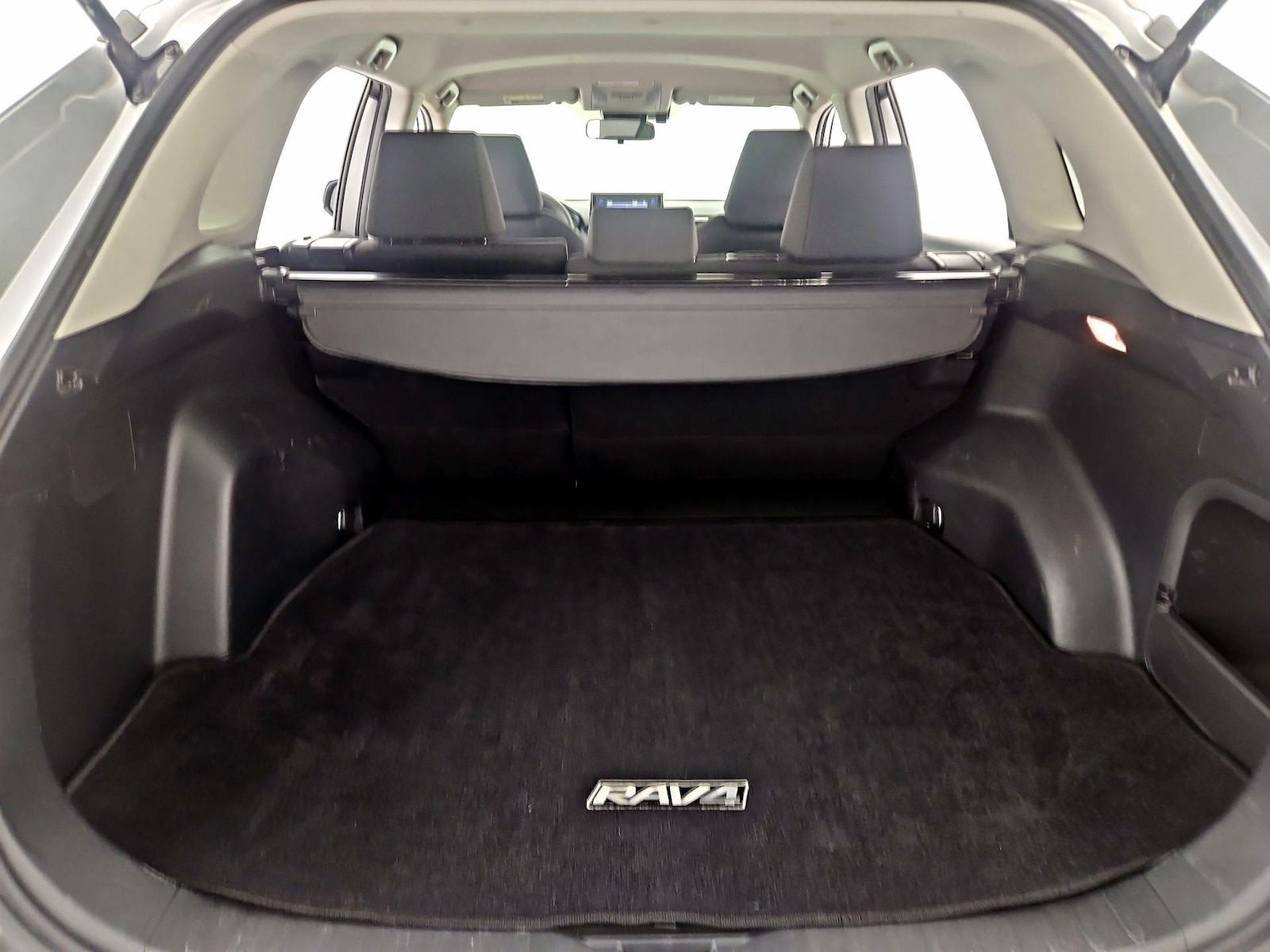 2019 Toyota RAV4 LE - Photo 21