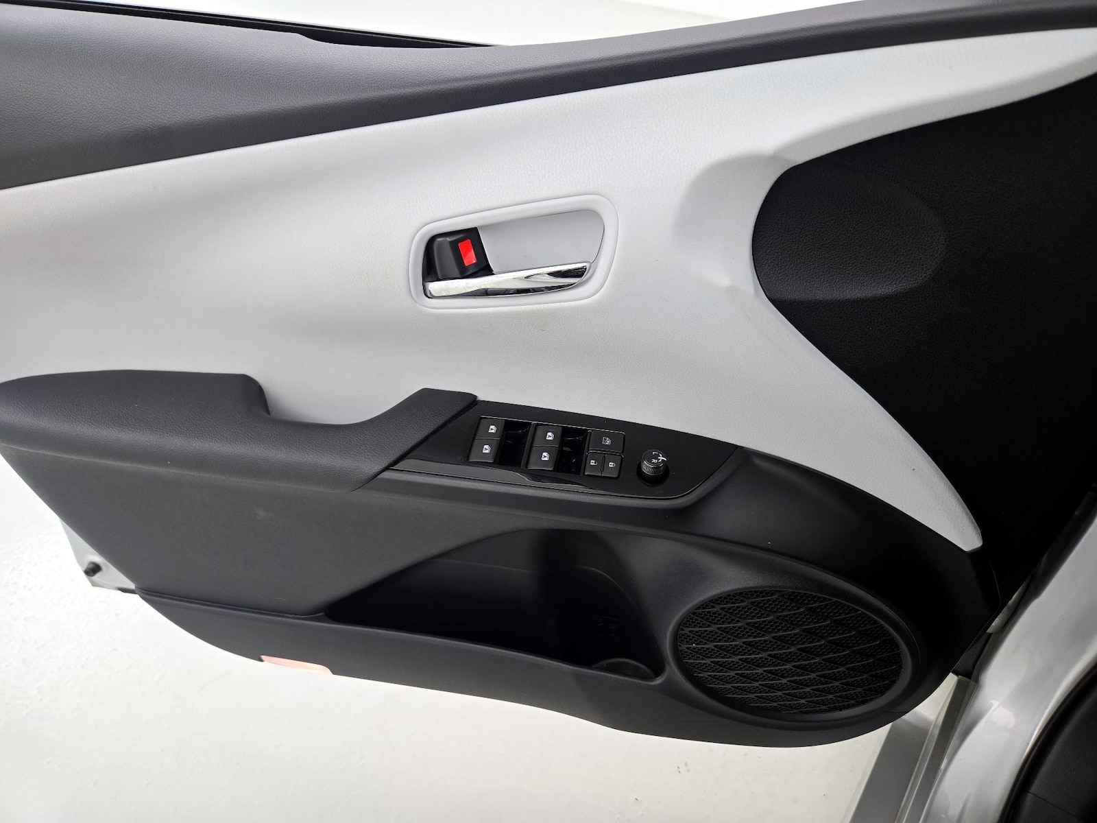 2016 Toyota Prius Four - Photo 13