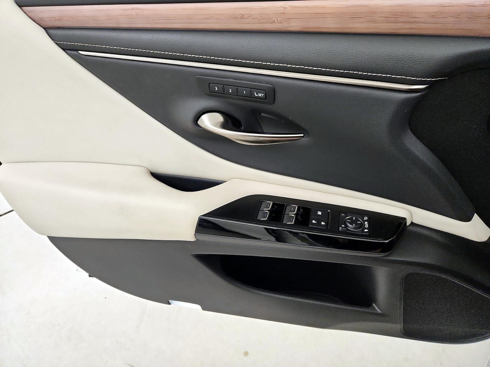 2023 Lexus ES Hybrid 300h - Photo 13