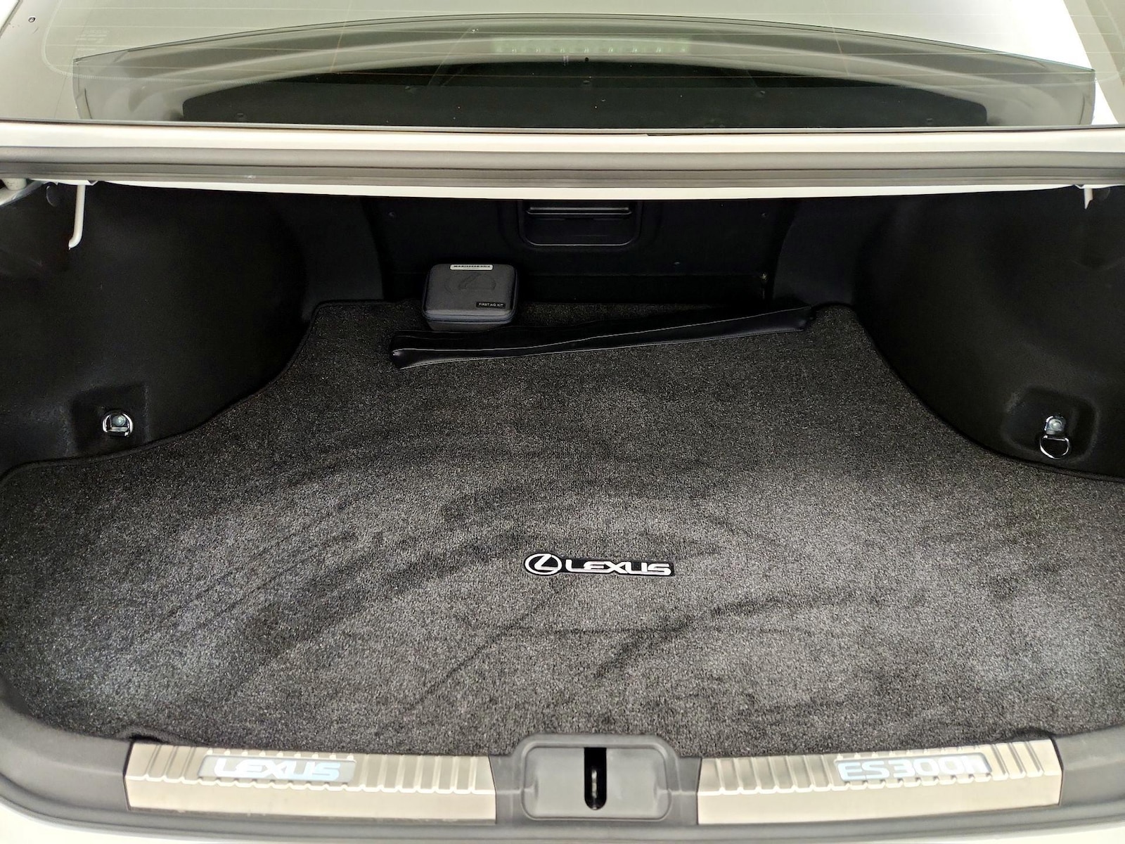 2023 Lexus ES Hybrid 300h - Photo 22