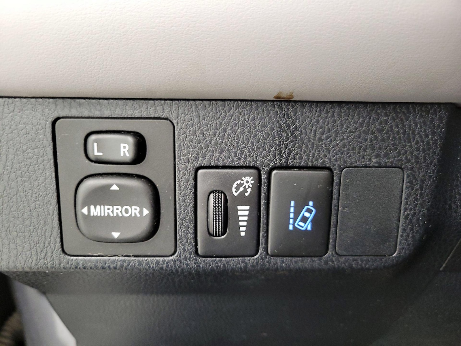 2018 Toyota RAV4 XLE - Photo 14