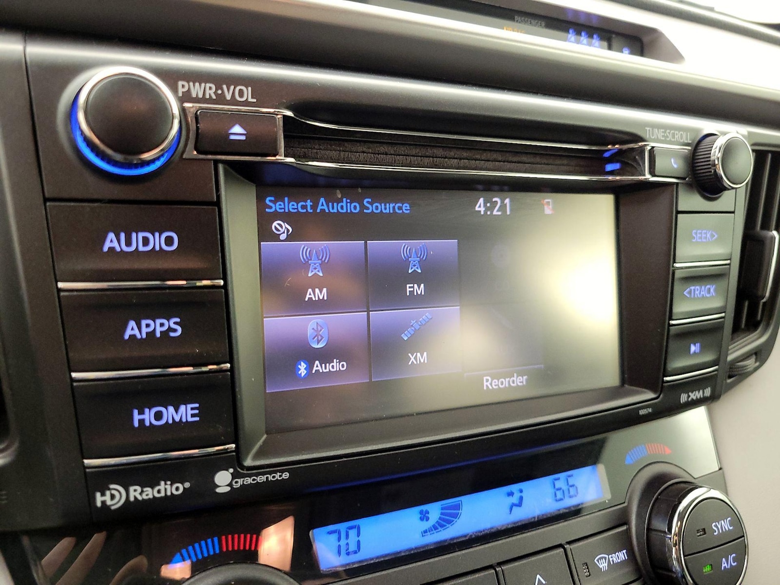 2018 Toyota RAV4 XLE - Photo 16