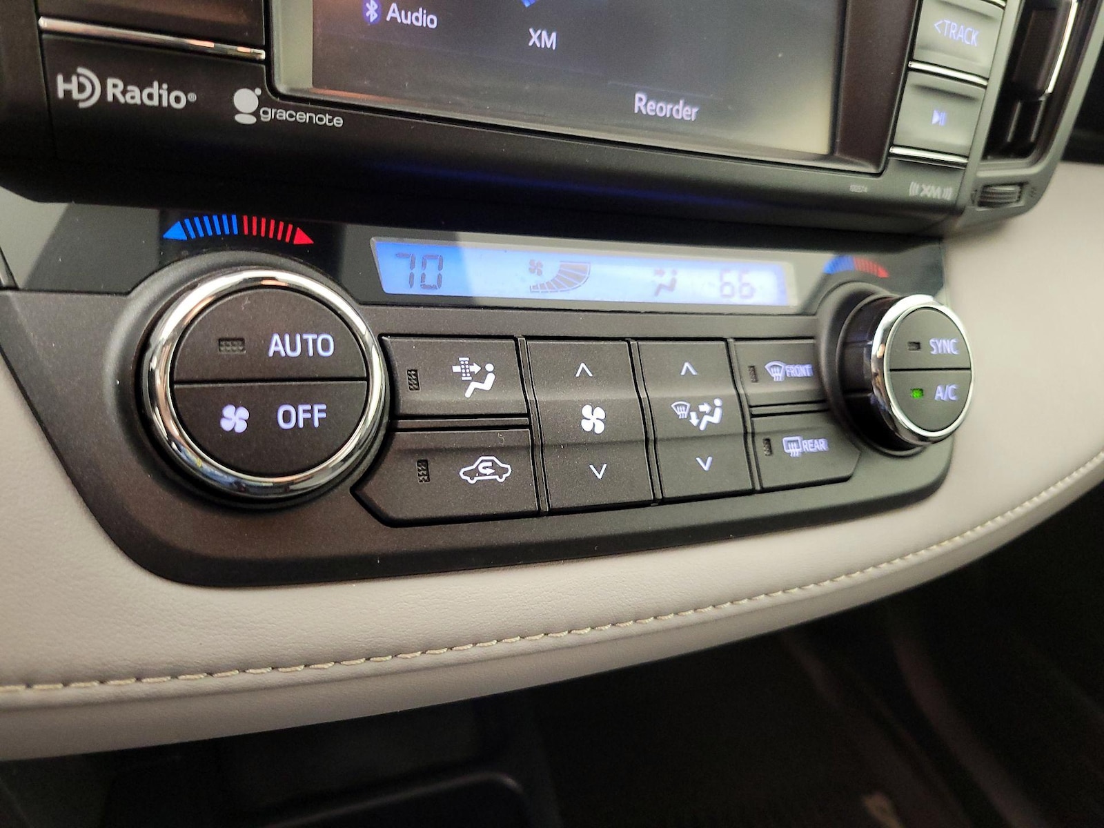 2018 Toyota RAV4 XLE - Photo 17