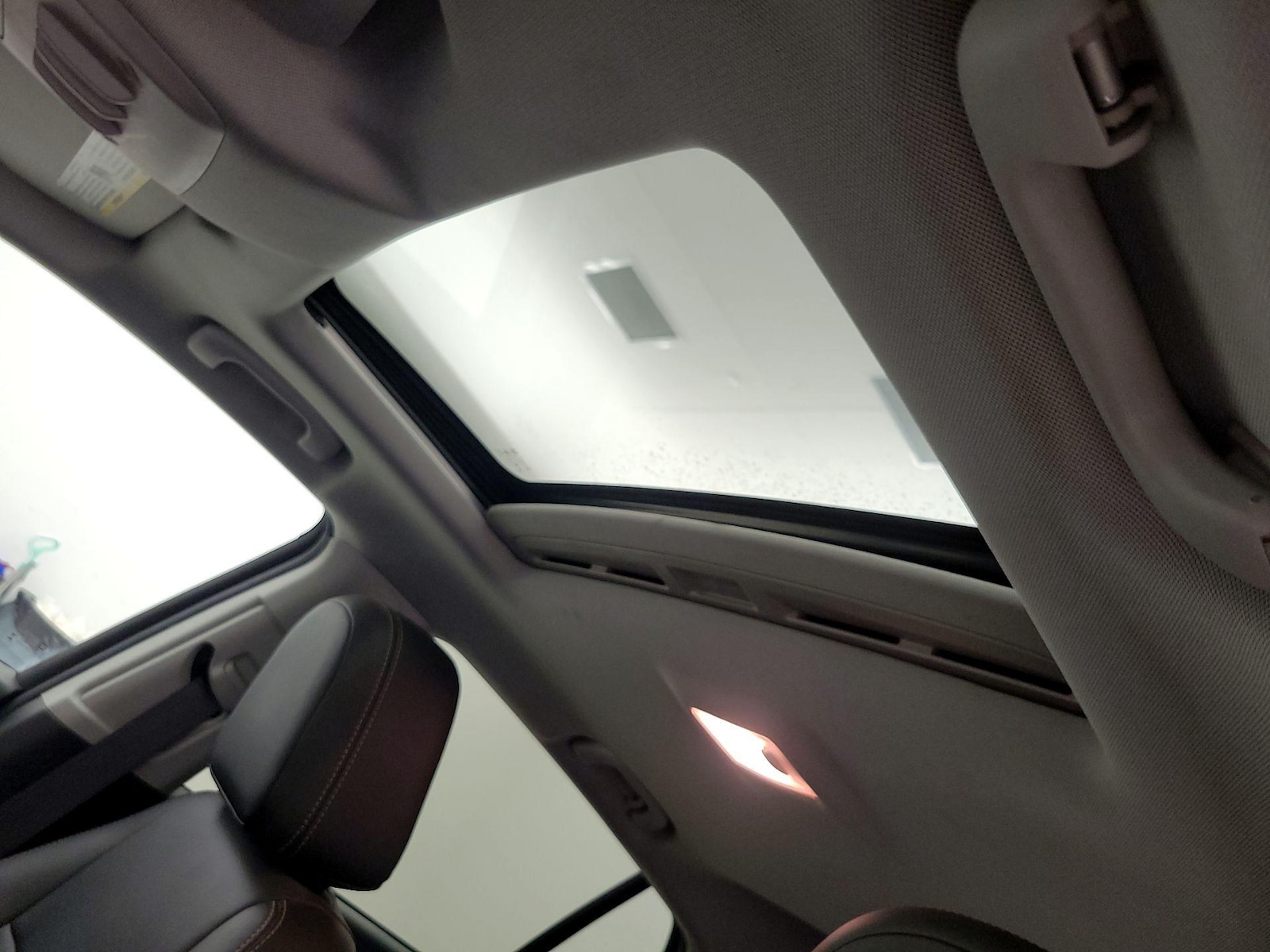 Sunroof(s) & Overhead Airbags