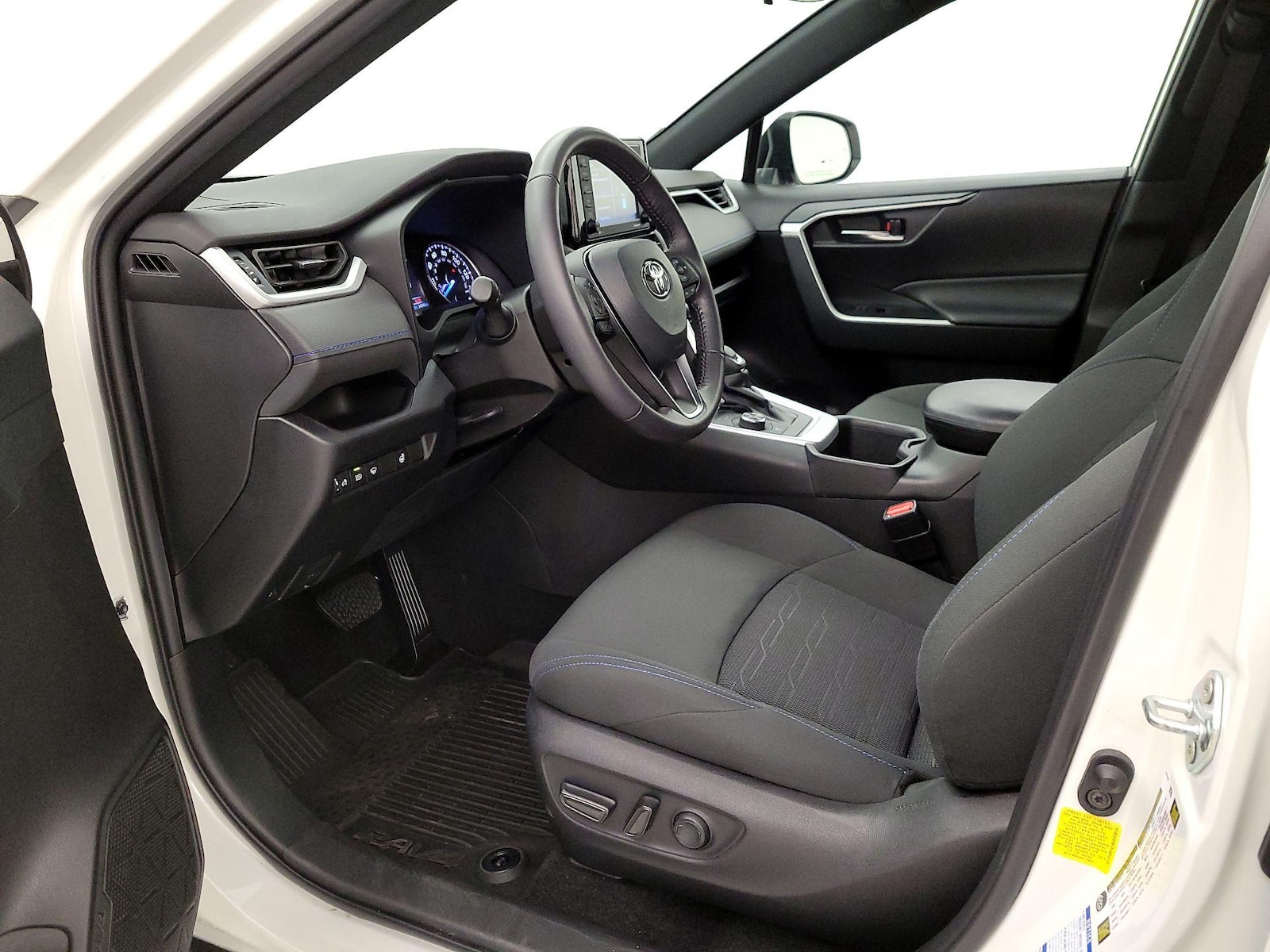 2022 Toyota RAV4 SE - Photo 12