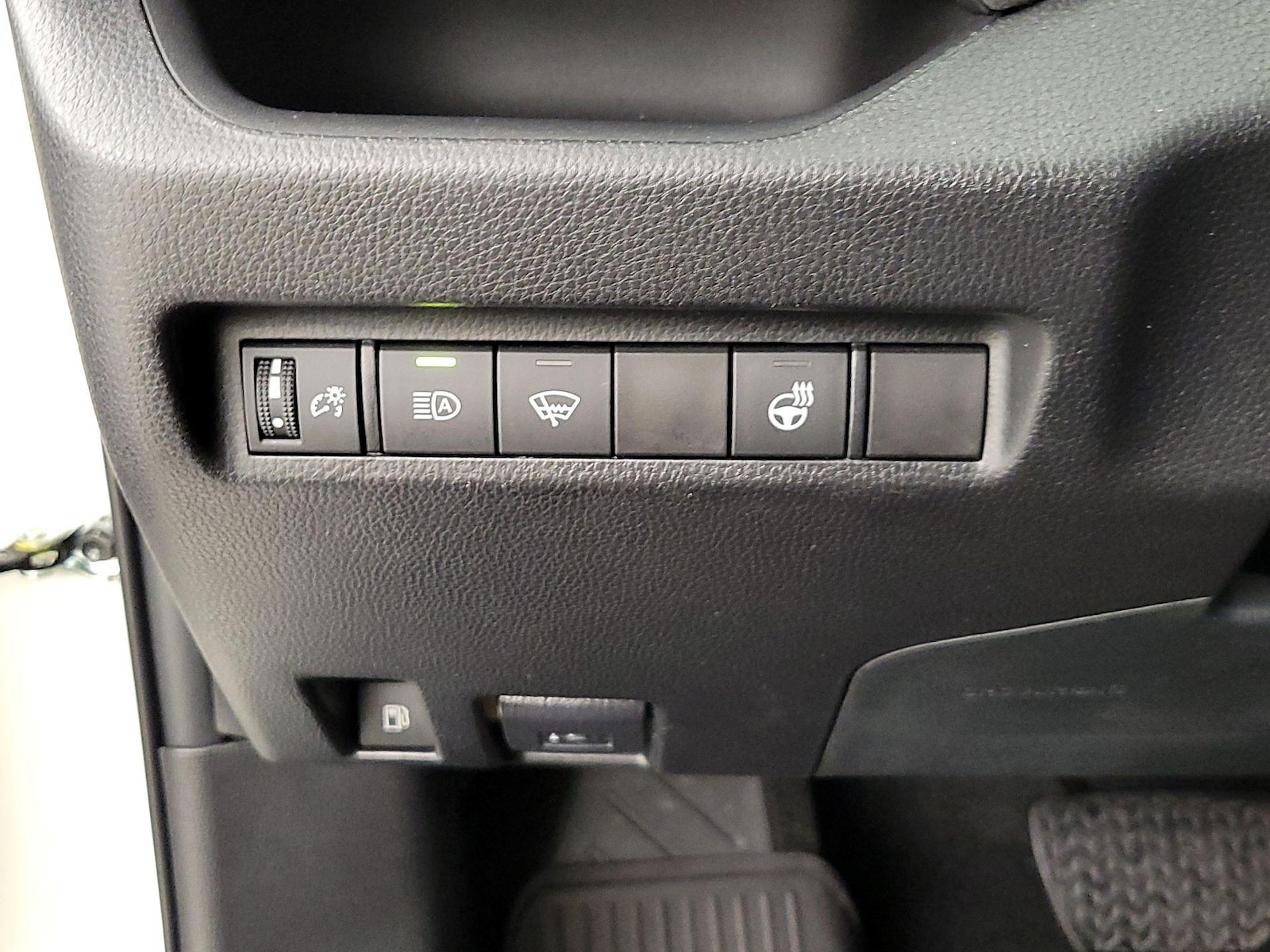 2022 Toyota RAV4 SE - Photo 14