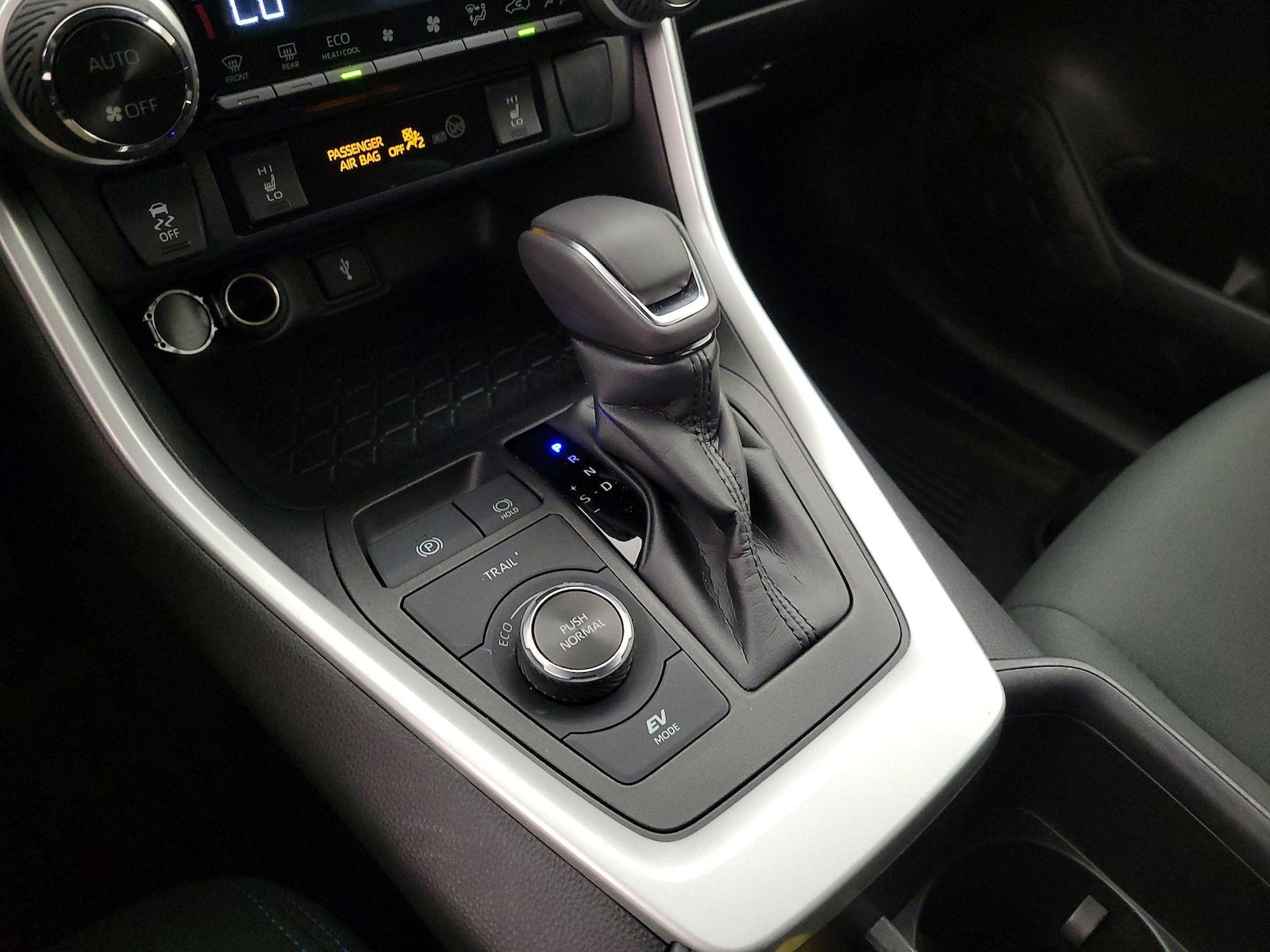2022 Toyota RAV4 SE - Photo 18