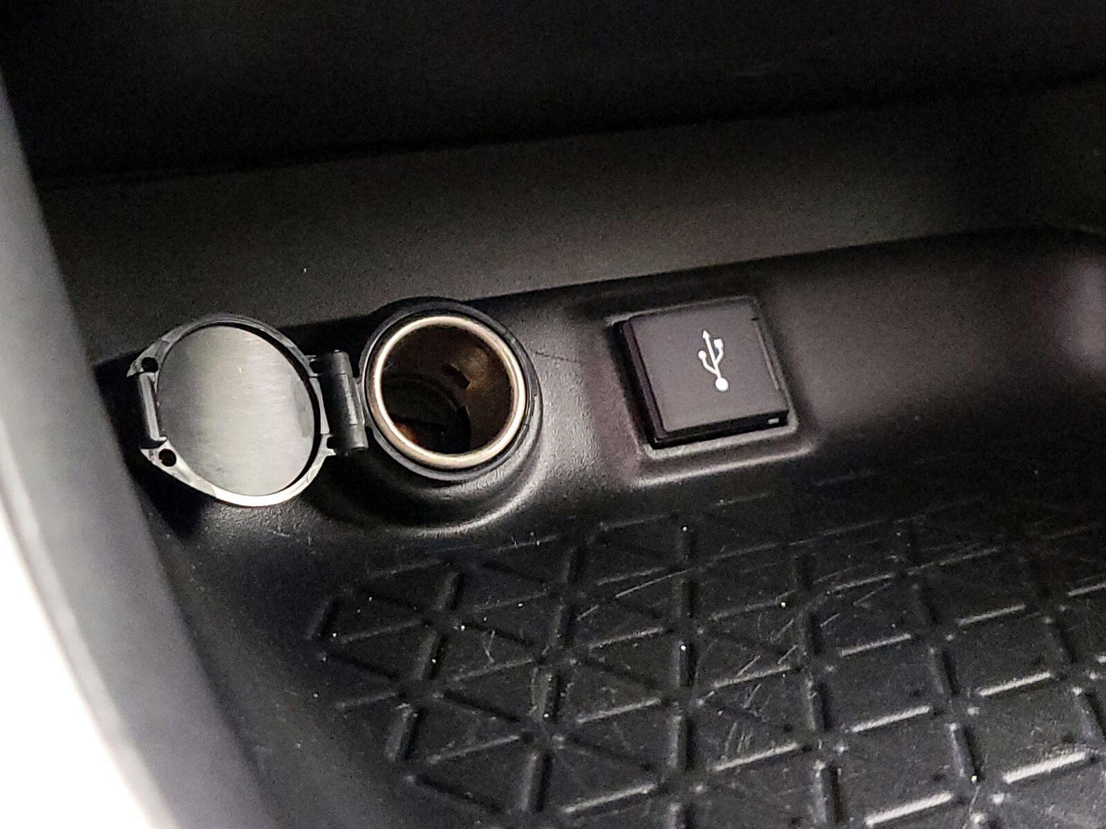 2022 Toyota RAV4 SE - Photo 19