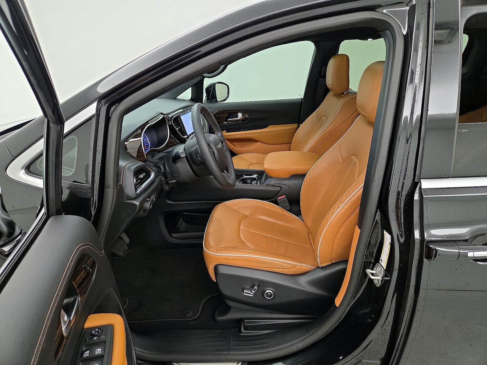 2023 Chrysler Pacifica Hybrid Pinnacle - Photo 12