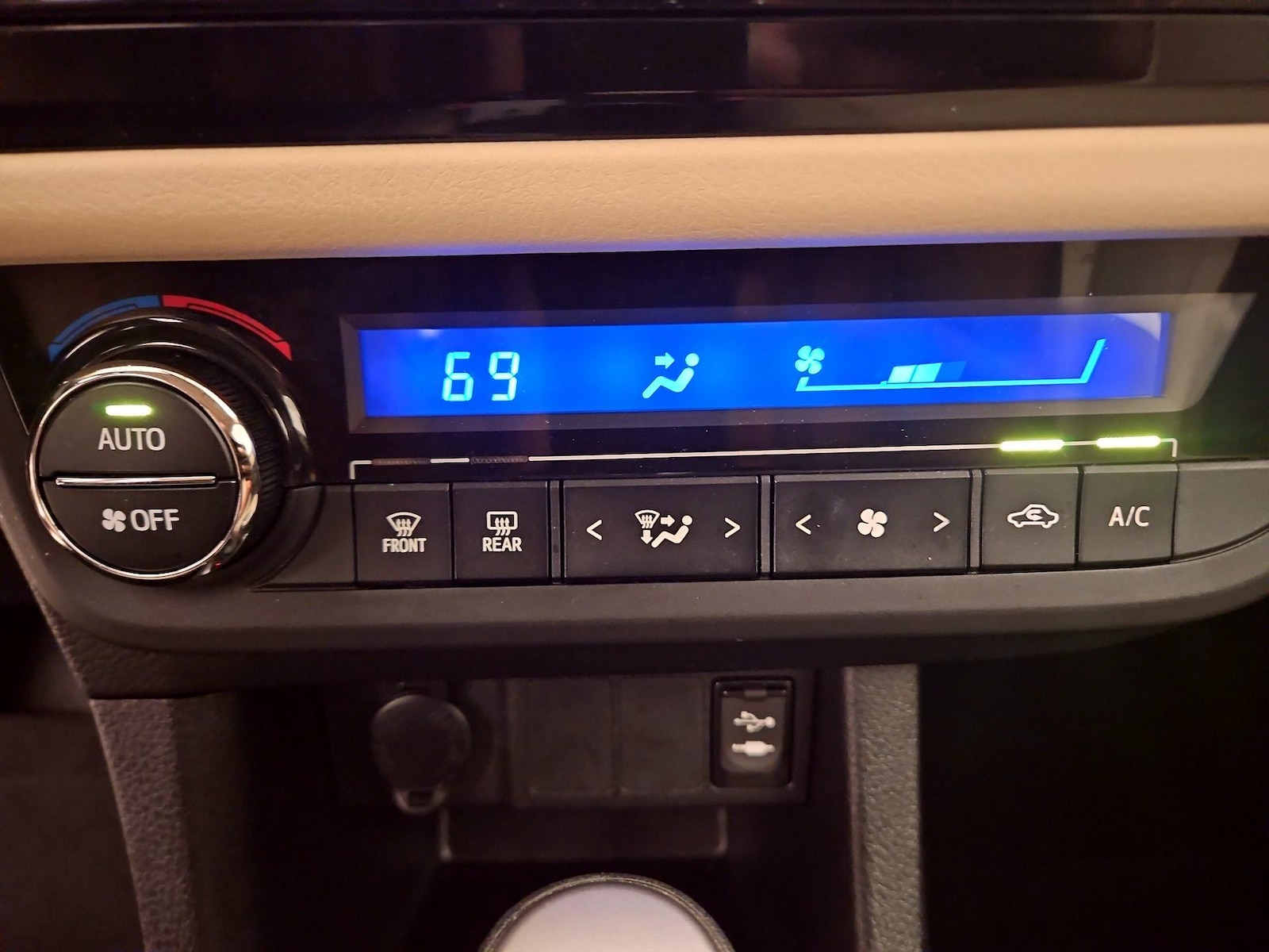 2015 Toyota Corolla LE - Photo 17