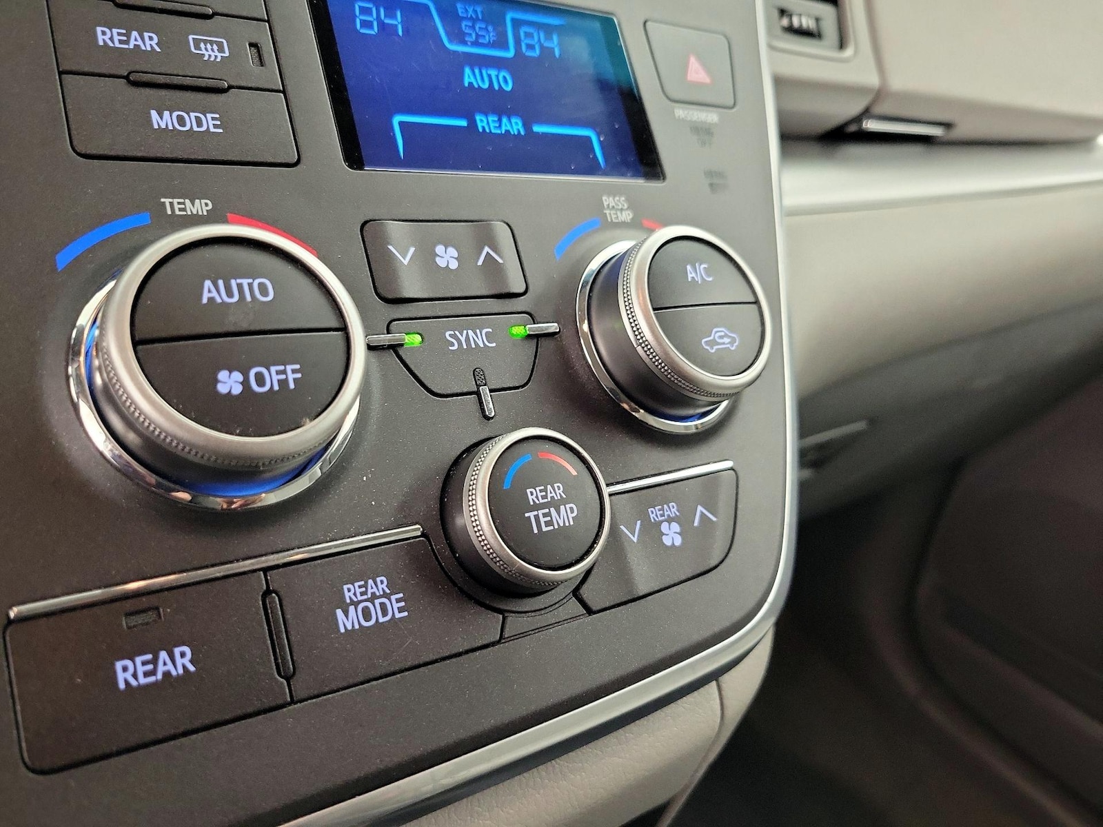 2015 Toyota Sienna LE - Photo 17