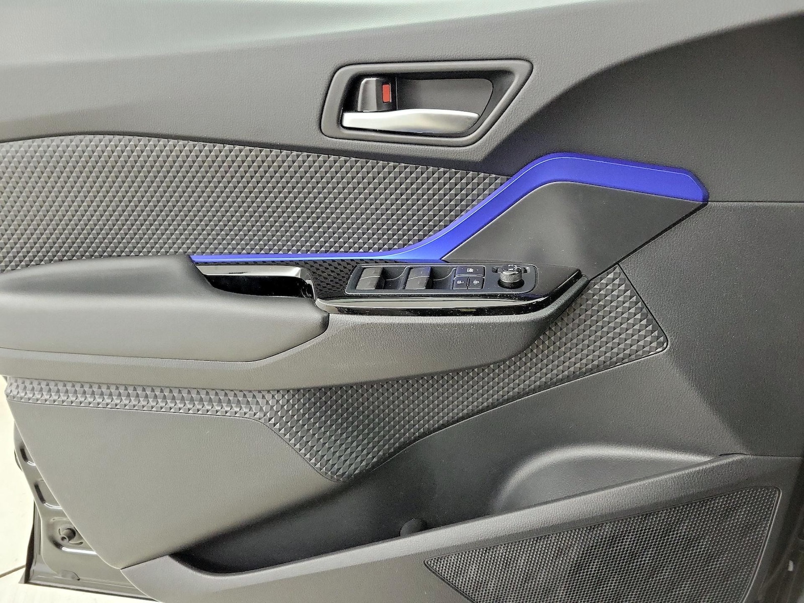 2021 Toyota C-HR XLE - Photo 13