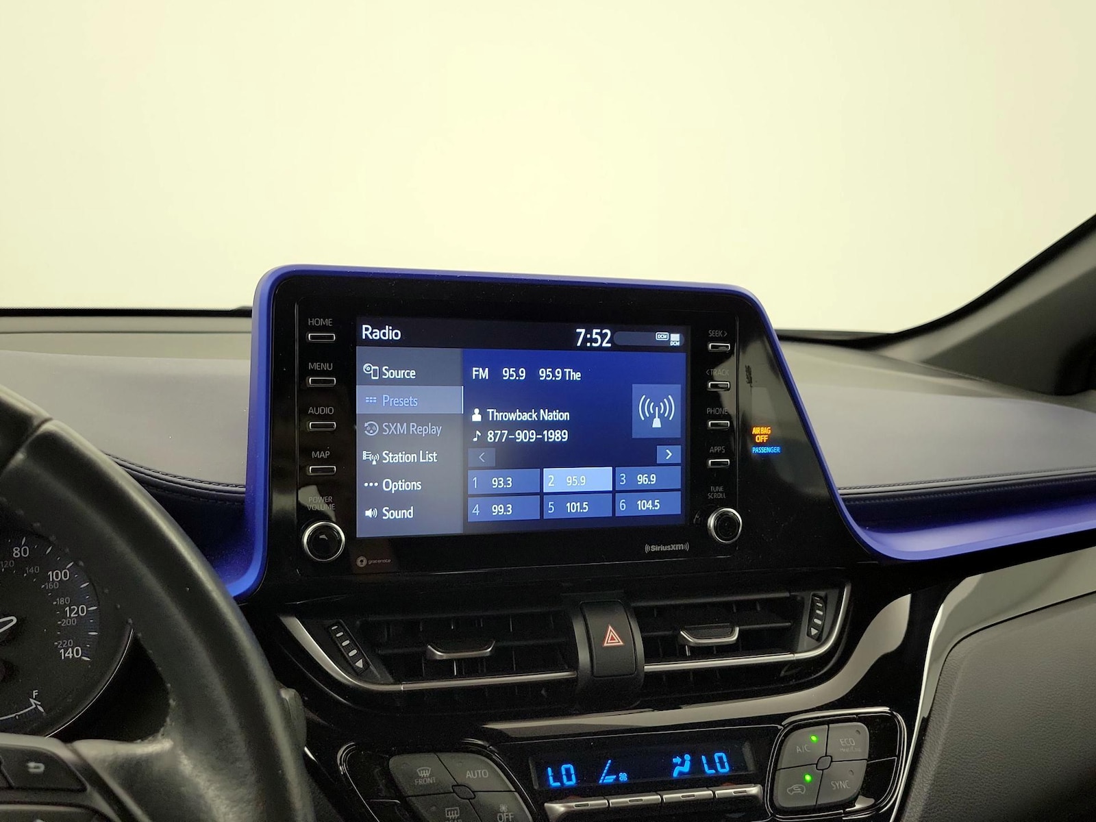 2021 Toyota C-HR XLE - Photo 16