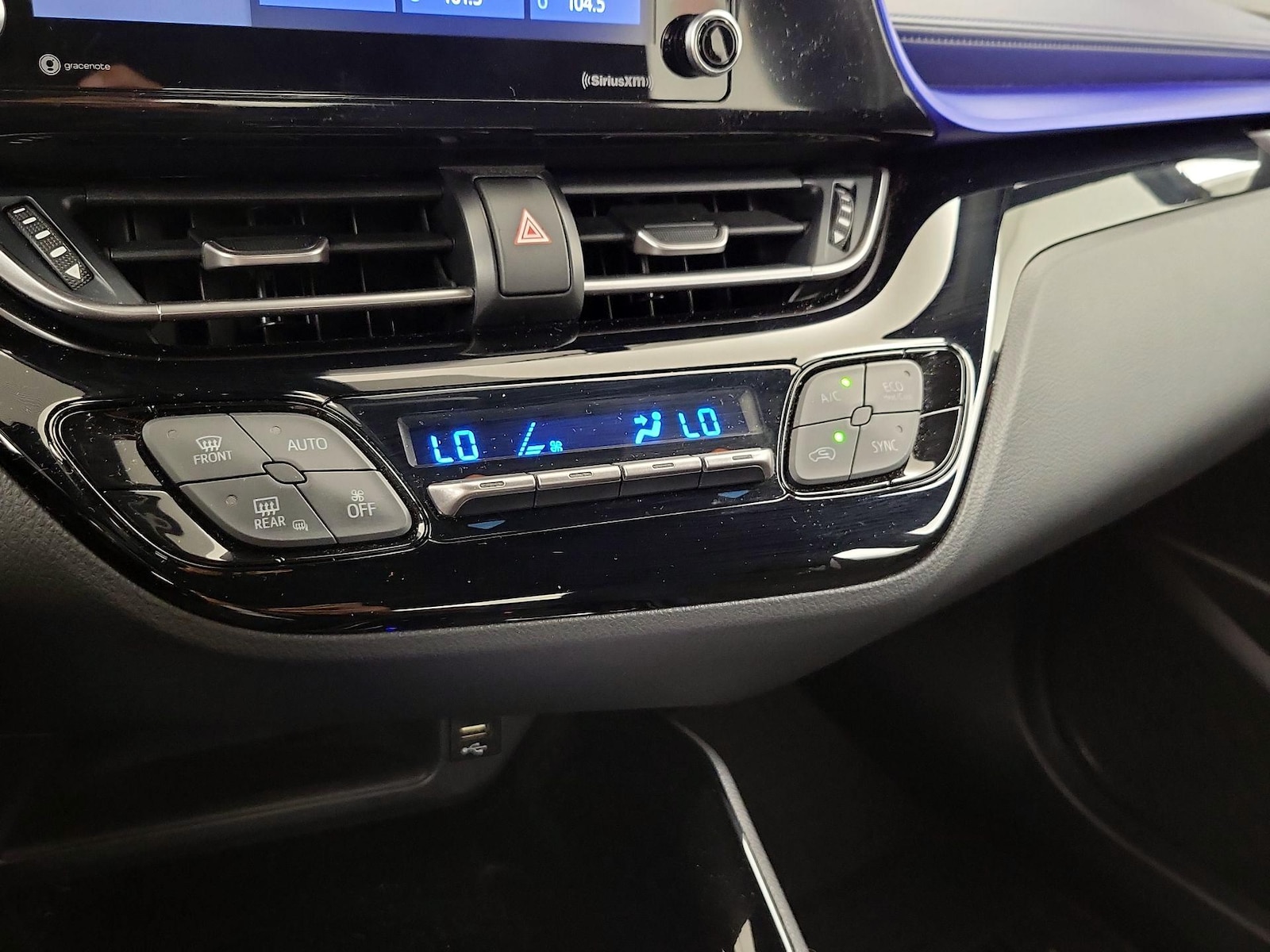 2021 Toyota C-HR XLE - Photo 17
