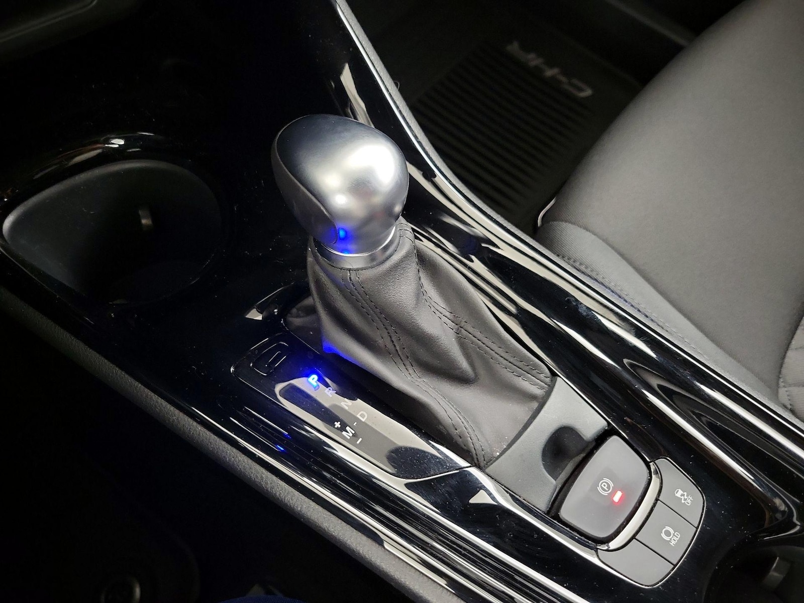 2021 Toyota C-HR XLE - Photo 18