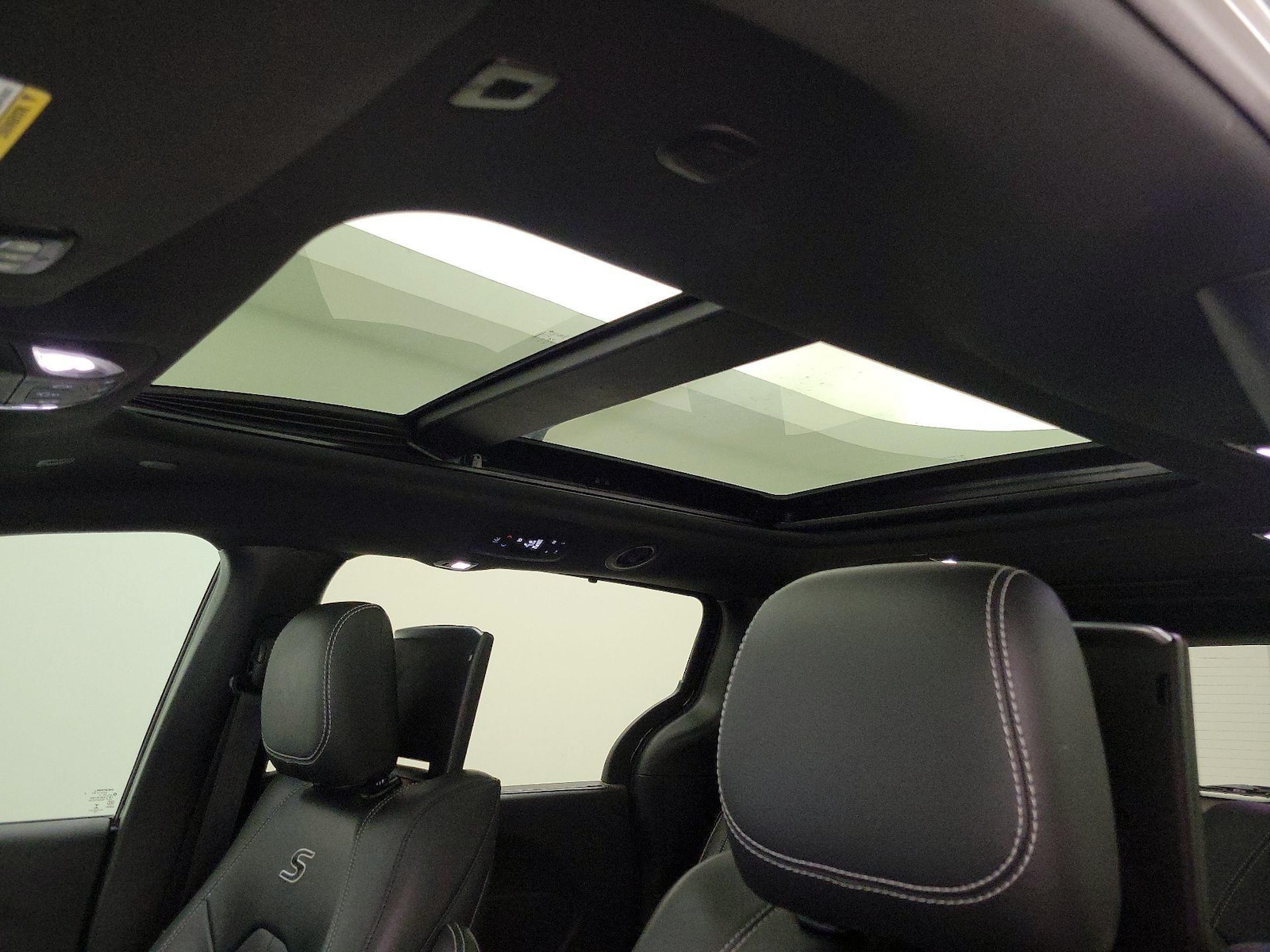 Panoramic Sunroof & Skylight(s)