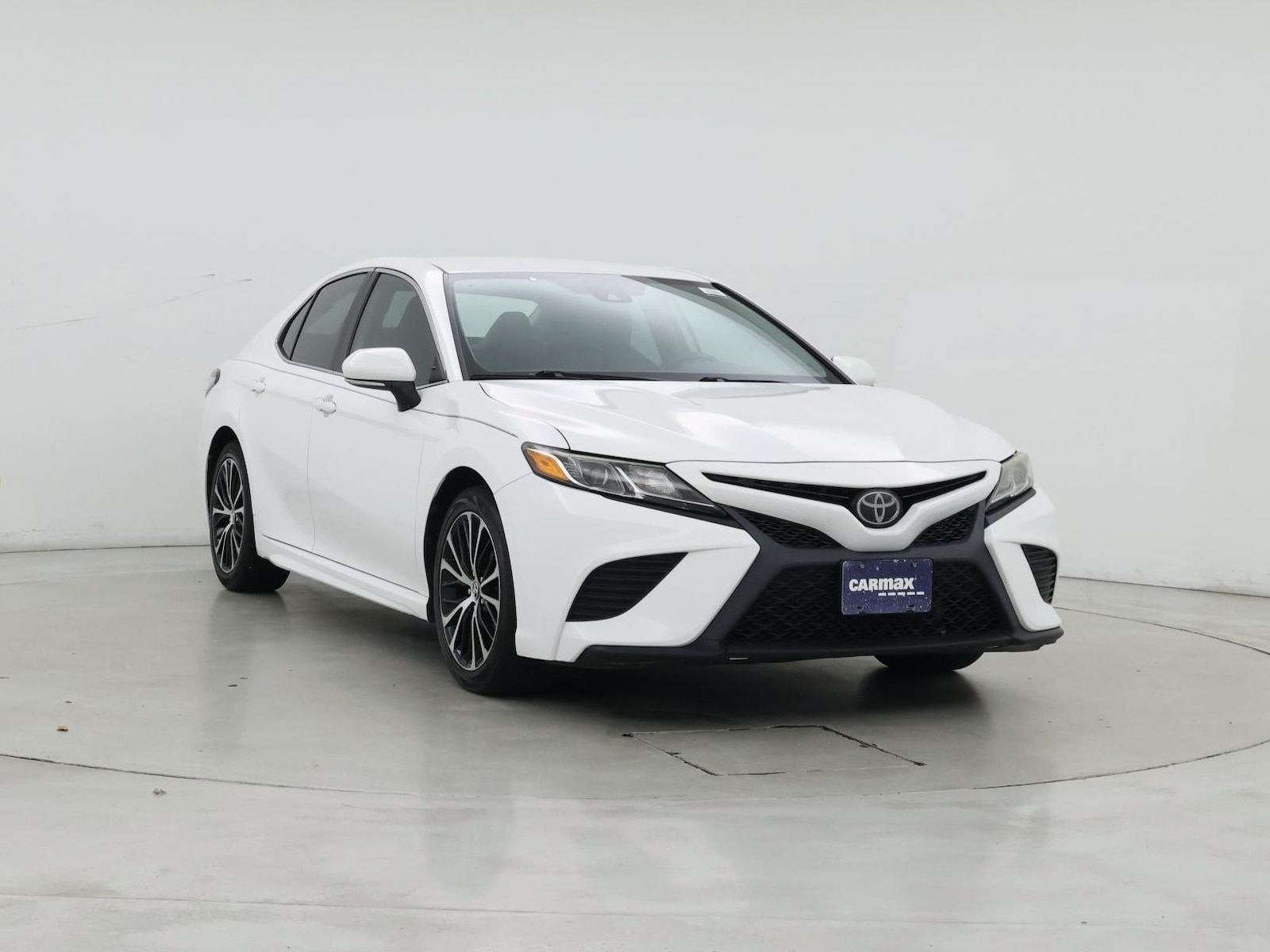 2019 Toyota Camry SE - Photo 2
