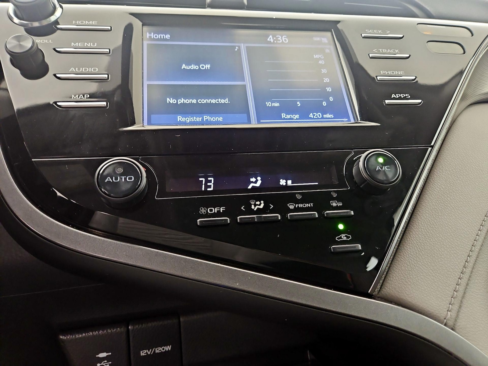 2019 Toyota Camry SE - Photo 17