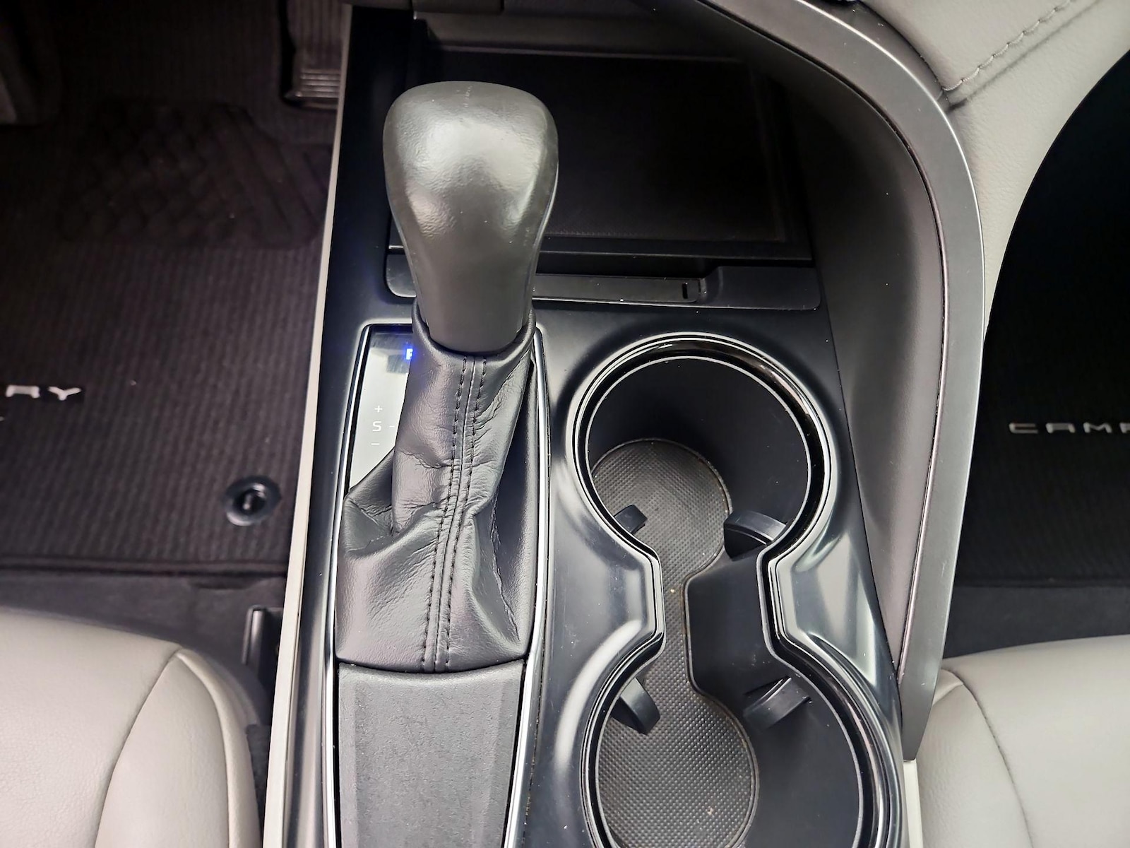 2019 Toyota Camry SE - Photo 18
