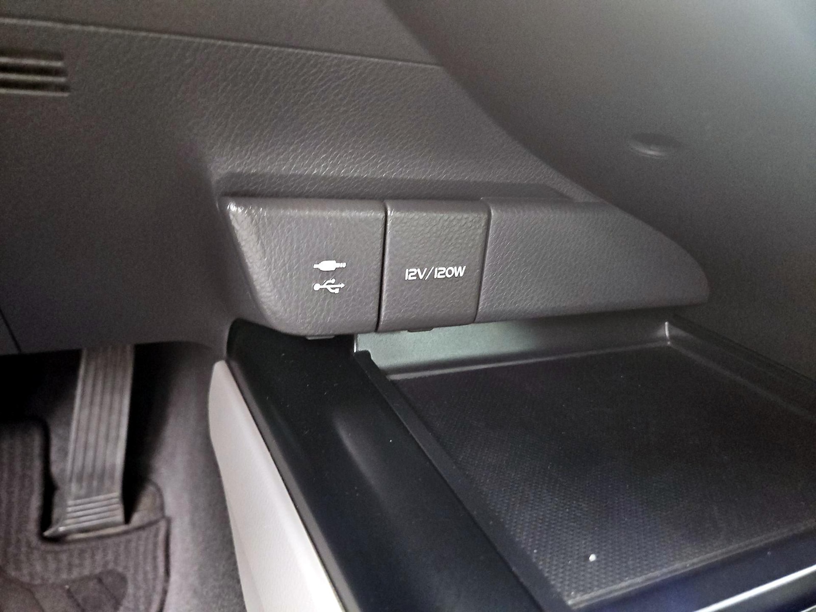 2019 Toyota Camry SE - Photo 19
