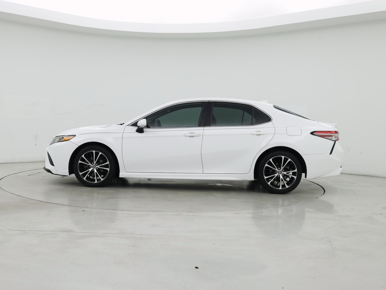 2019 Toyota Camry SE - Photo 4