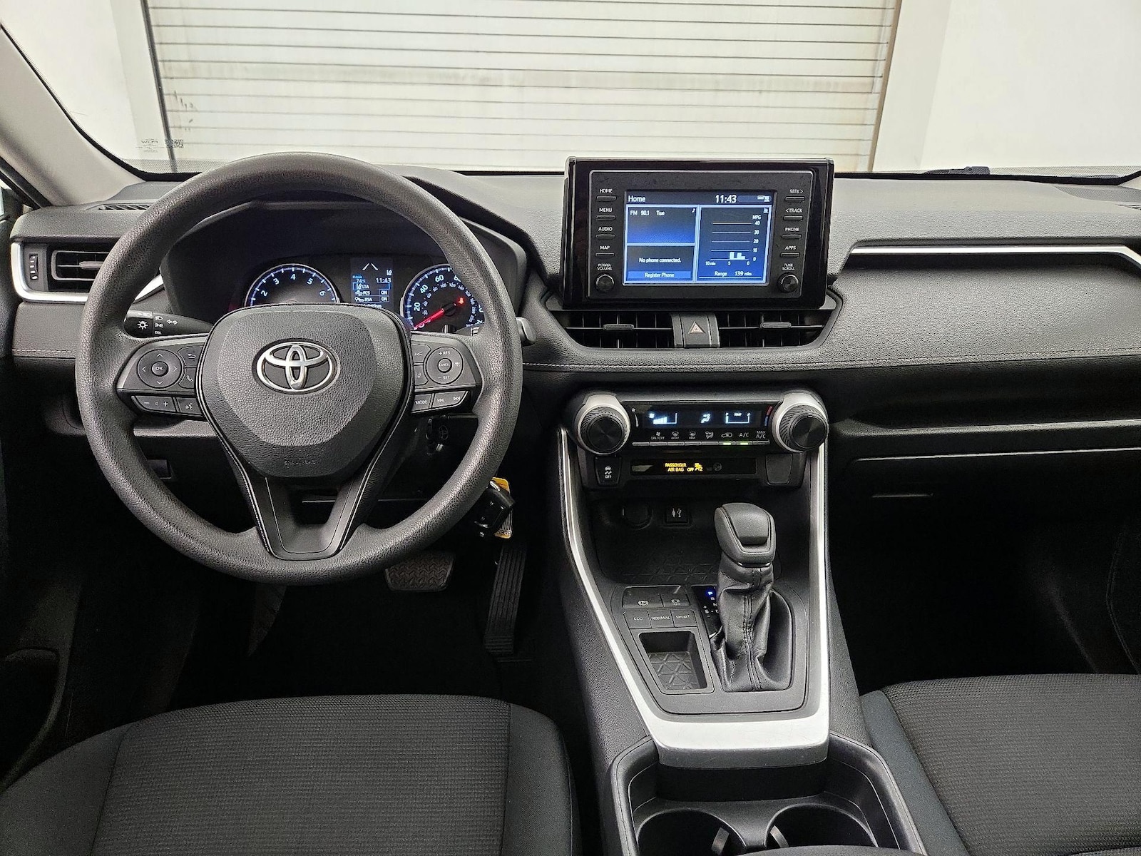 2019 Toyota RAV4 LE - Photo 10