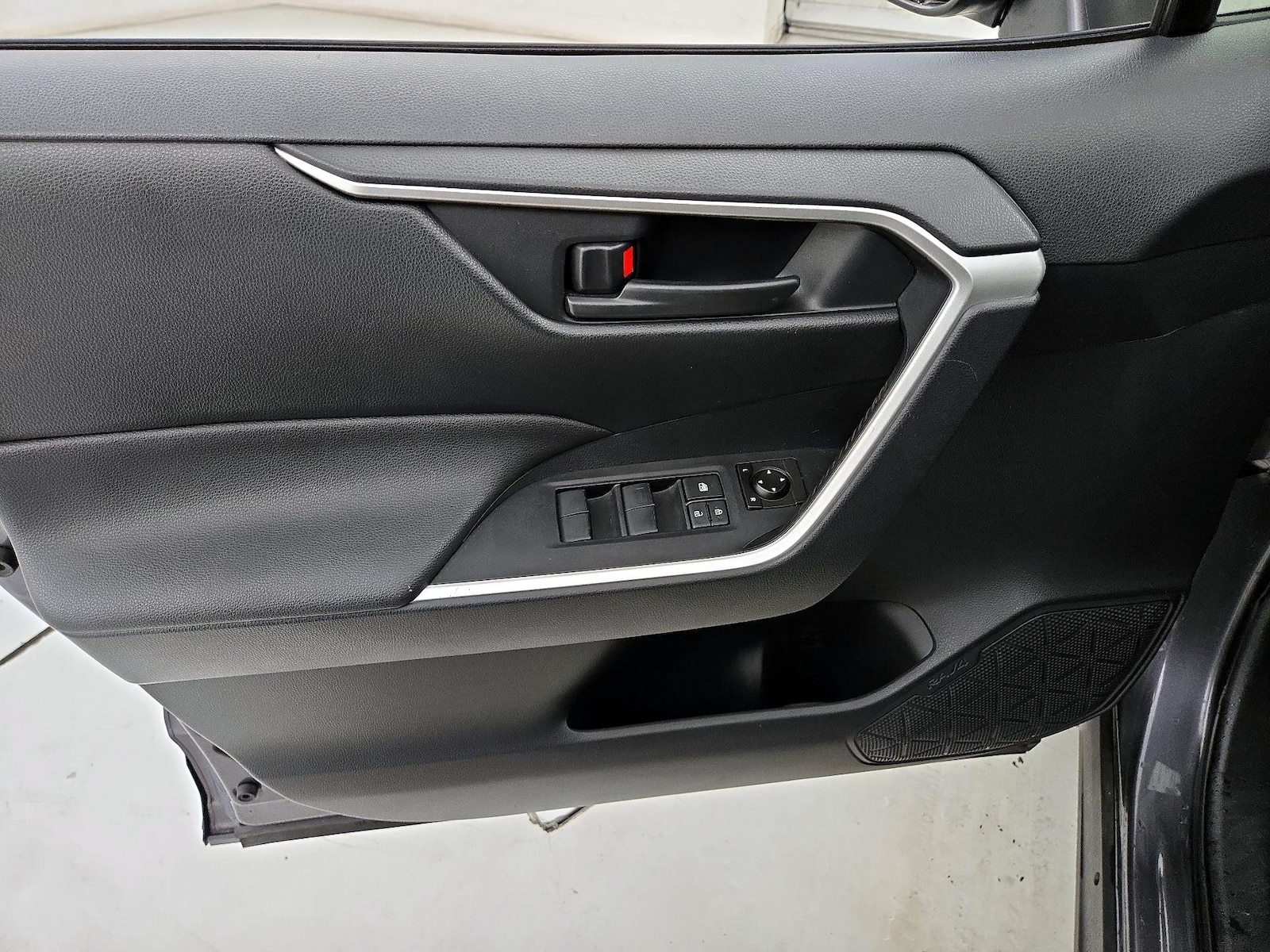 2019 Toyota RAV4 LE - Photo 13