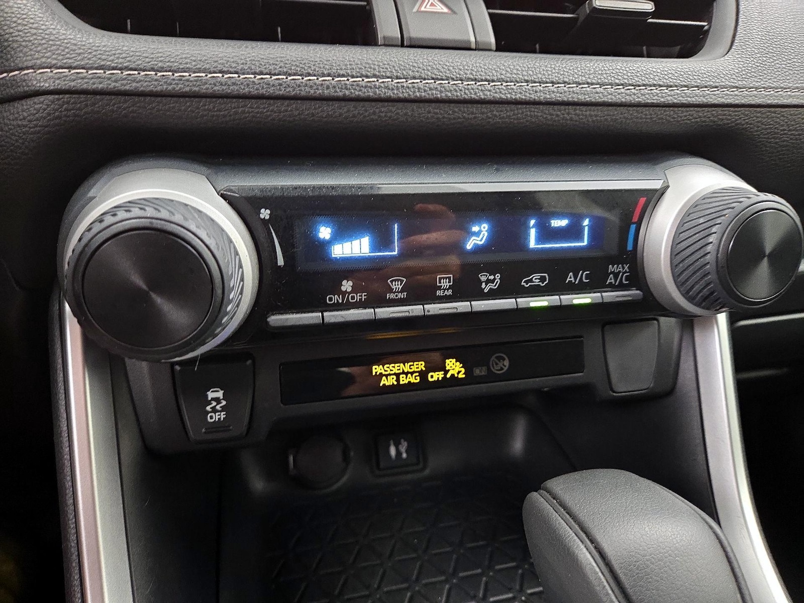 2019 Toyota RAV4 LE - Photo 17