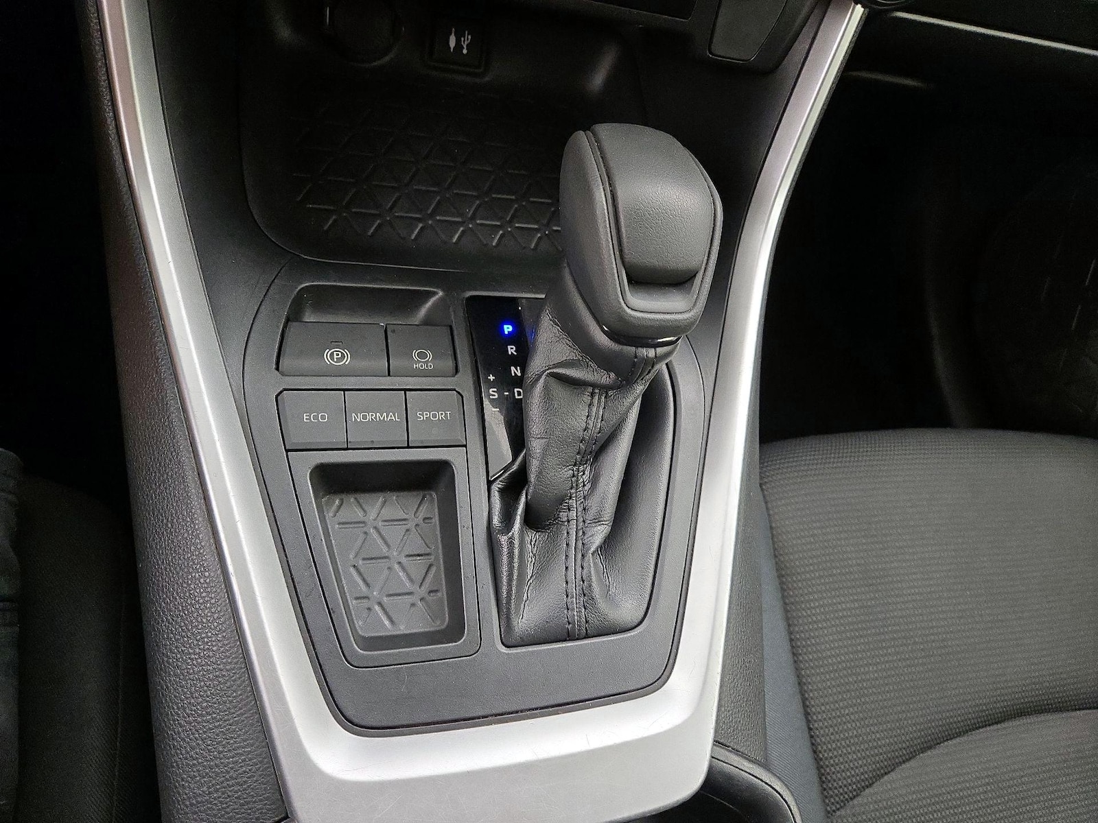 2019 Toyota RAV4 LE - Photo 18
