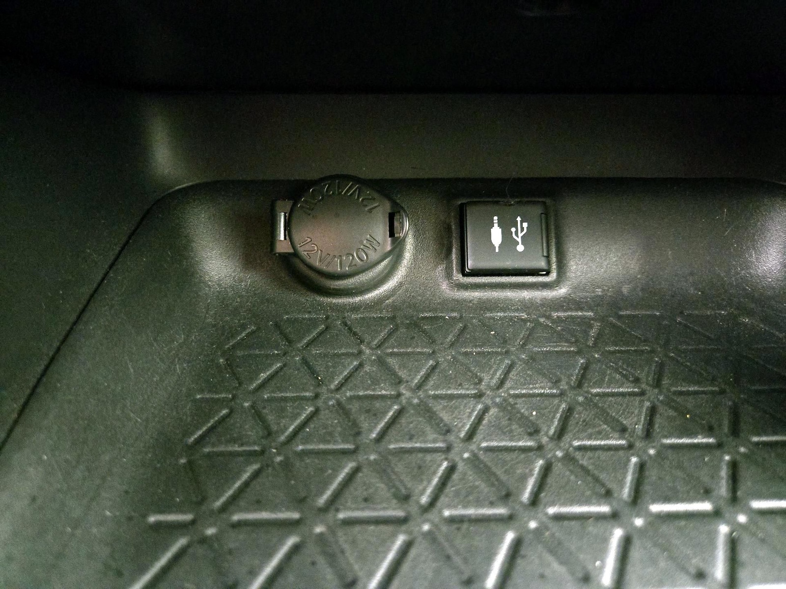 2019 Toyota RAV4 LE - Photo 19