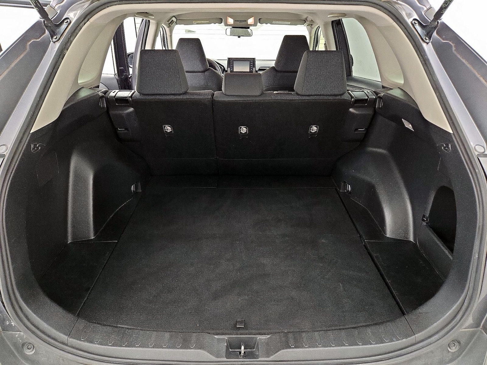2019 Toyota RAV4 LE - Photo 21