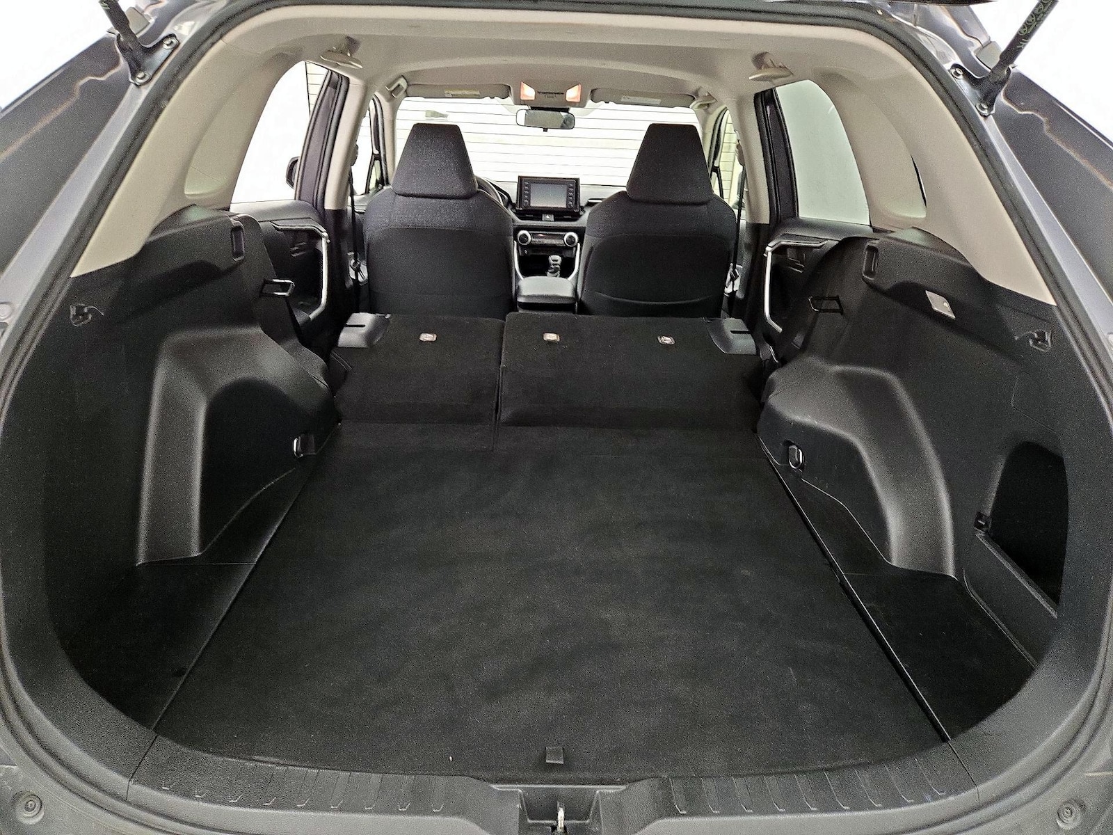 2019 Toyota RAV4 LE - Photo 22