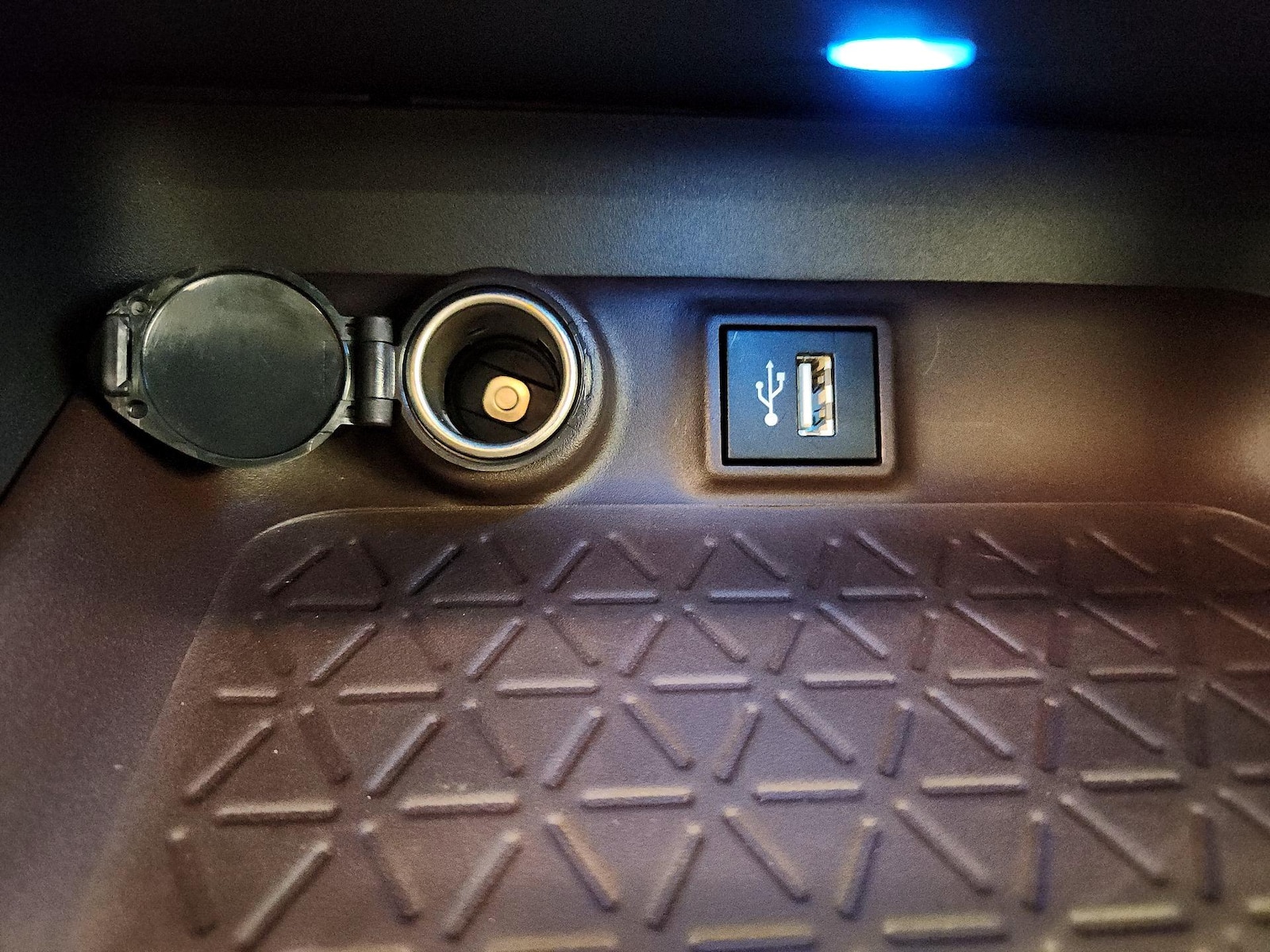 2025 Toyota RAV4 Limited - Photo 18