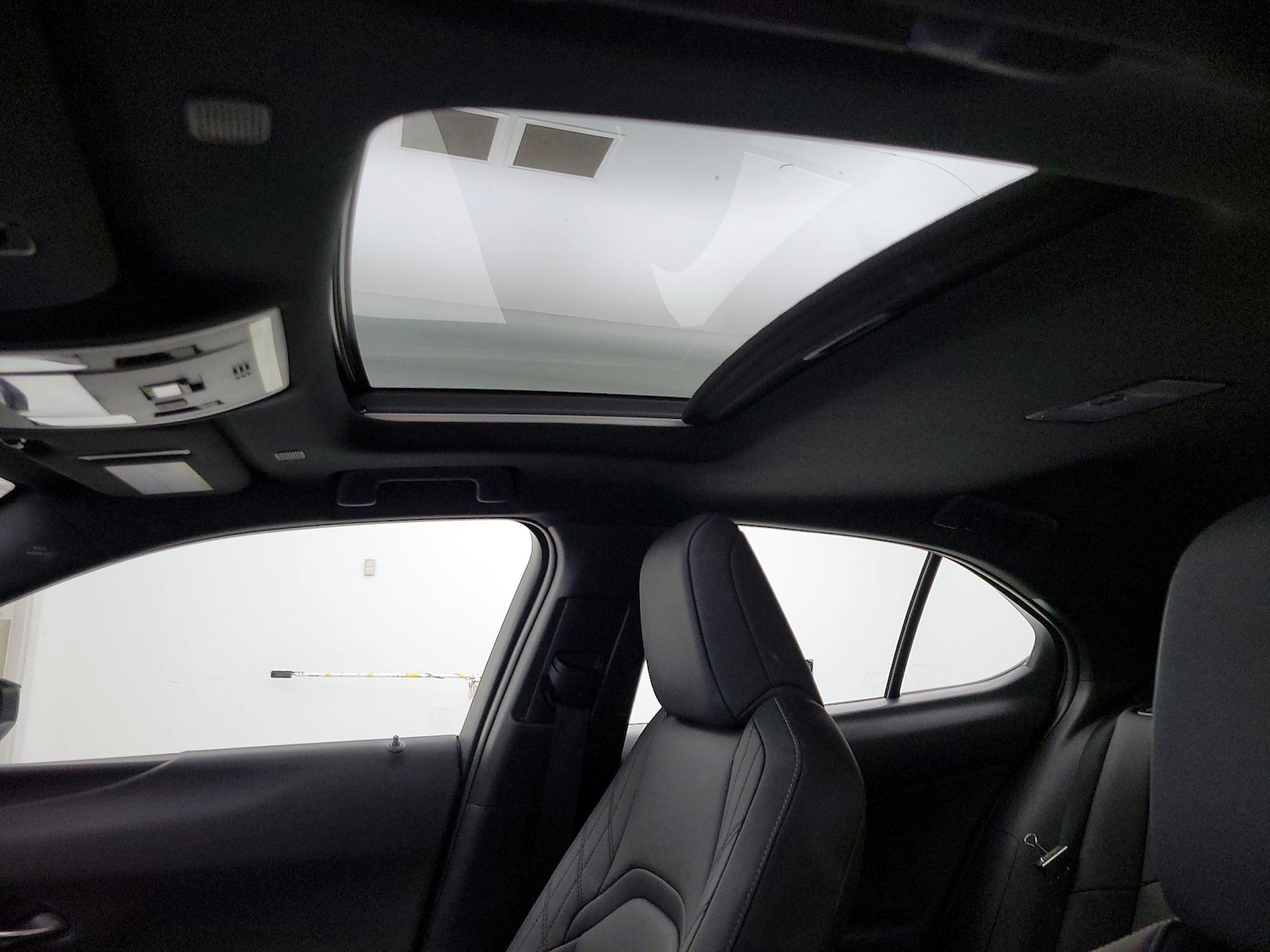 2025 Lexus UX Hybrid 300h - Photo 19