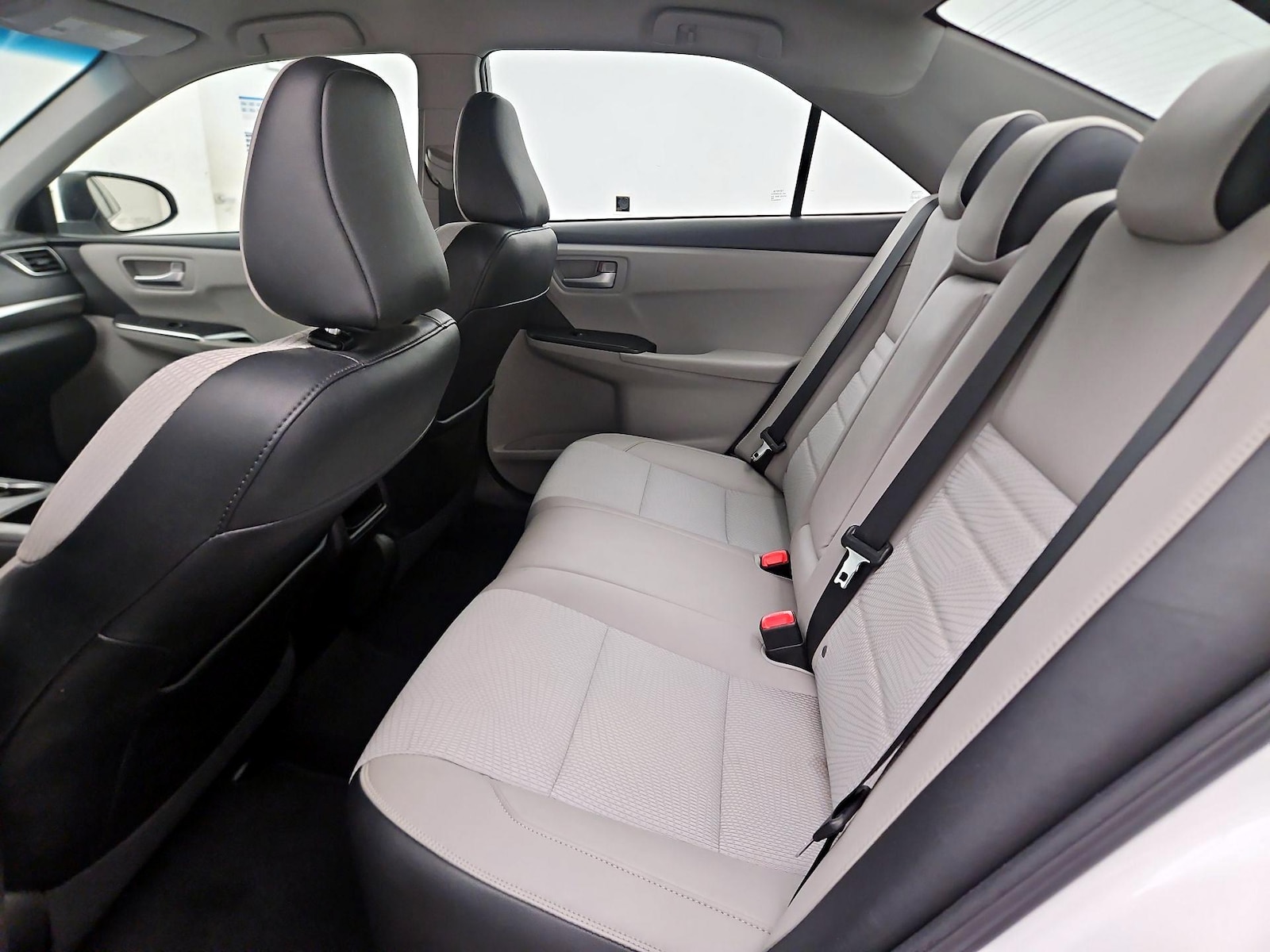 2017 Toyota Camry SE - Photo 18