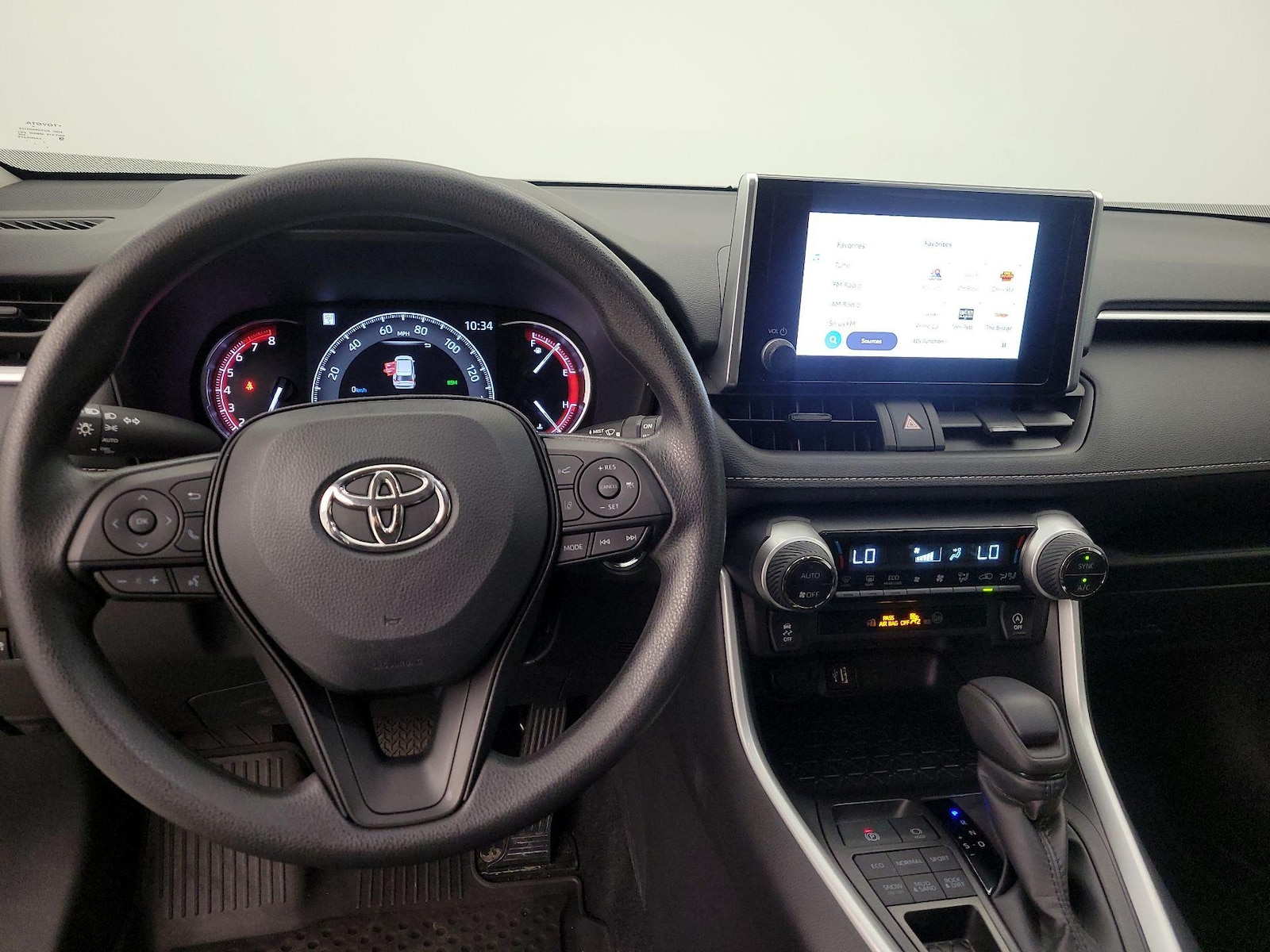 2025 Toyota RAV4 XLE - Photo 10