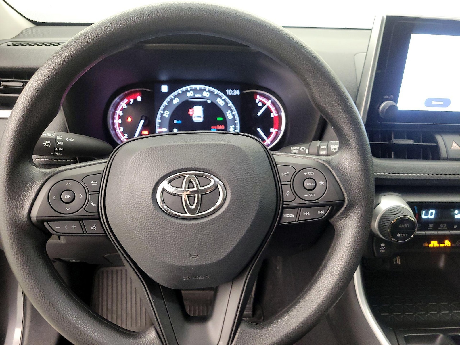2025 Toyota RAV4 XLE - Photo 11